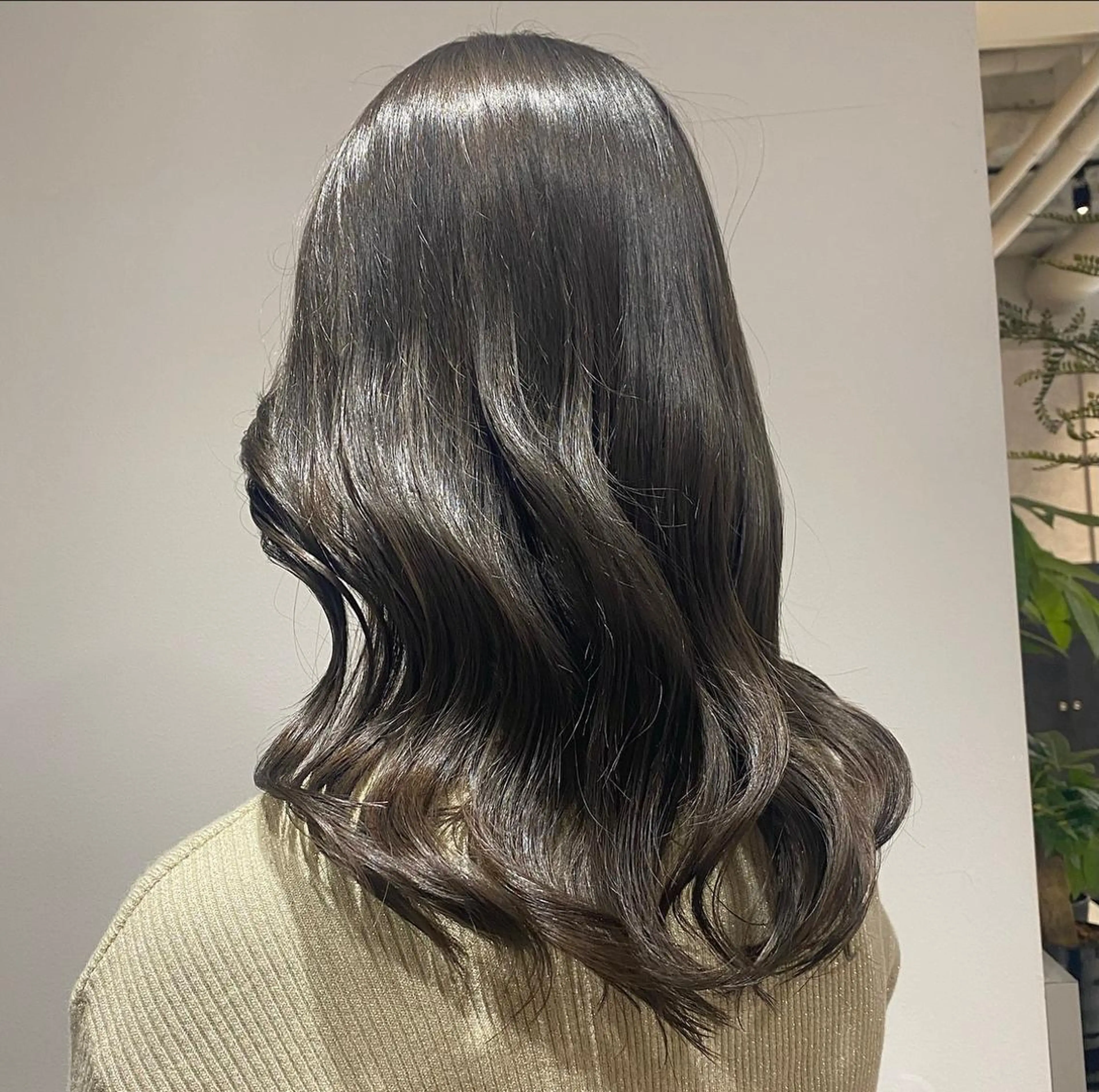 ロング カラー パーマ ヘアアレンジ ブリーチ 透明感カラー グレージュ オリーブグレージュ オリーブグレー youres hair東新宿店所属・新宿⌇韓国風ヘア ⌇透明感カラーのヘアスタイル