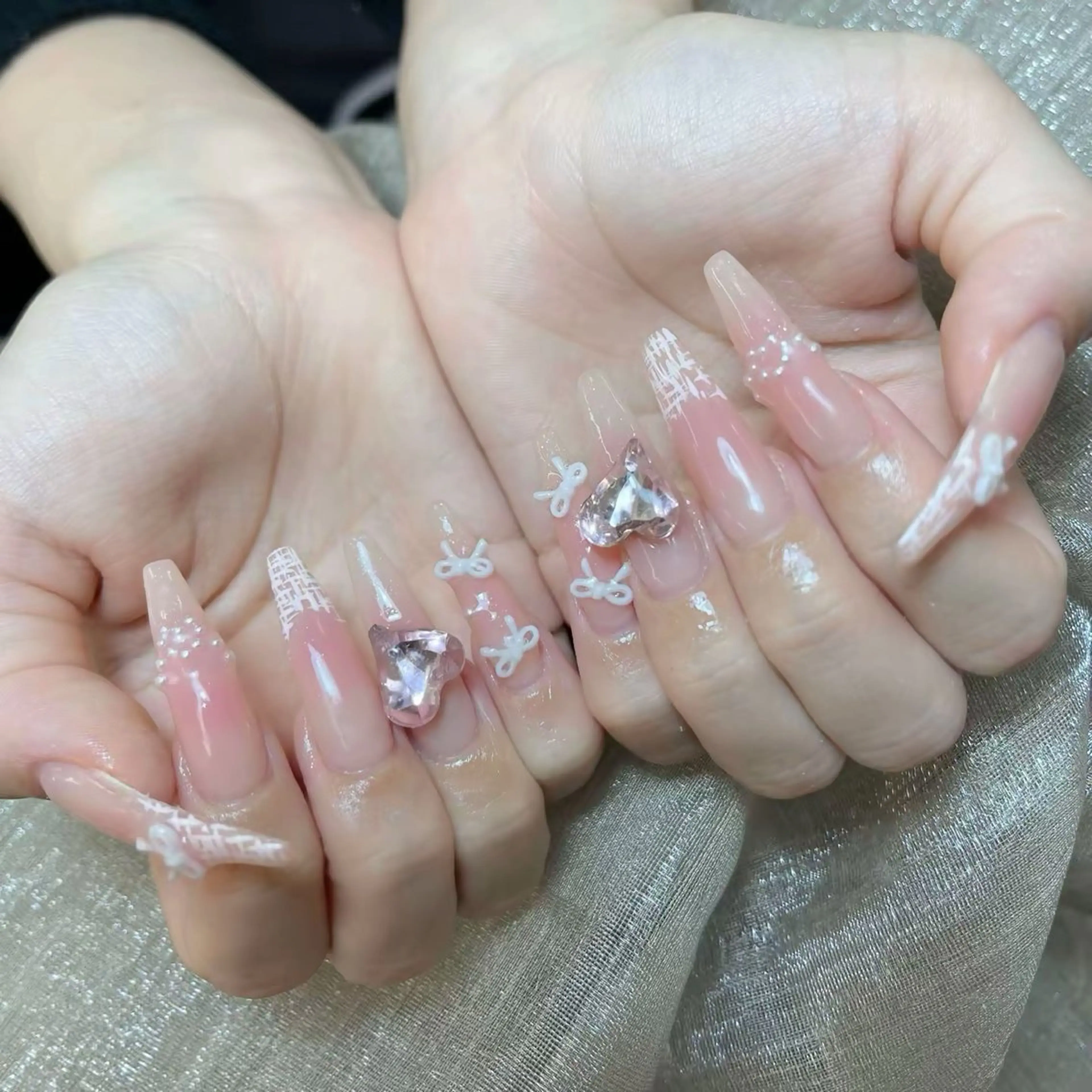 ネイル チークネイル フレンチネイル グラデーション キラキラネイル 韓国ネイル ハンドネイル HIKARI HANA NAIL所属・HIKARIHANA NAILのネイルデザイン