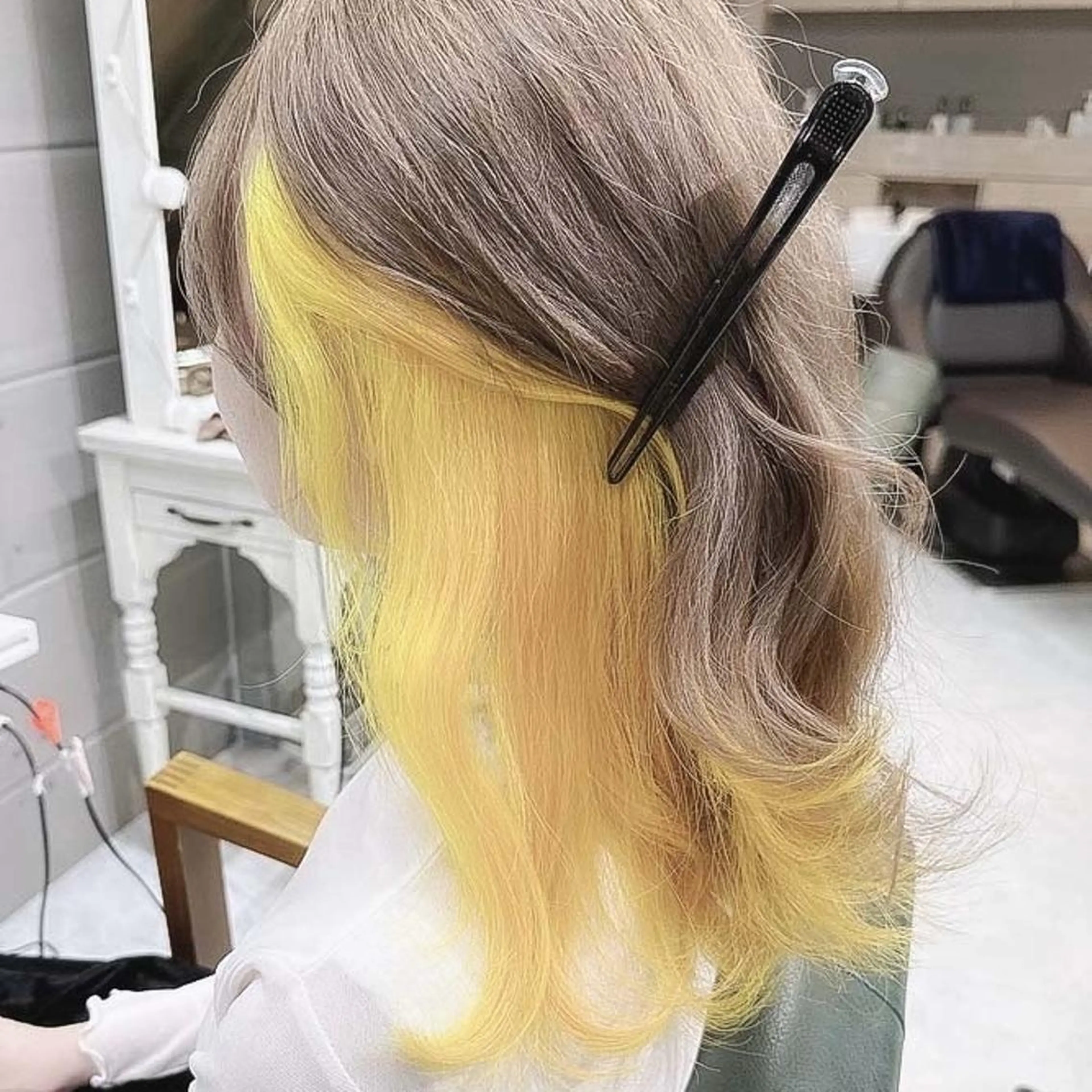 セミロング カラー ベージュカラー ブリーチ デザインカラー ハイトーンカラー インナーカラー ヘアカラー トリートメント Days 透明感カラーのヘアスタイル