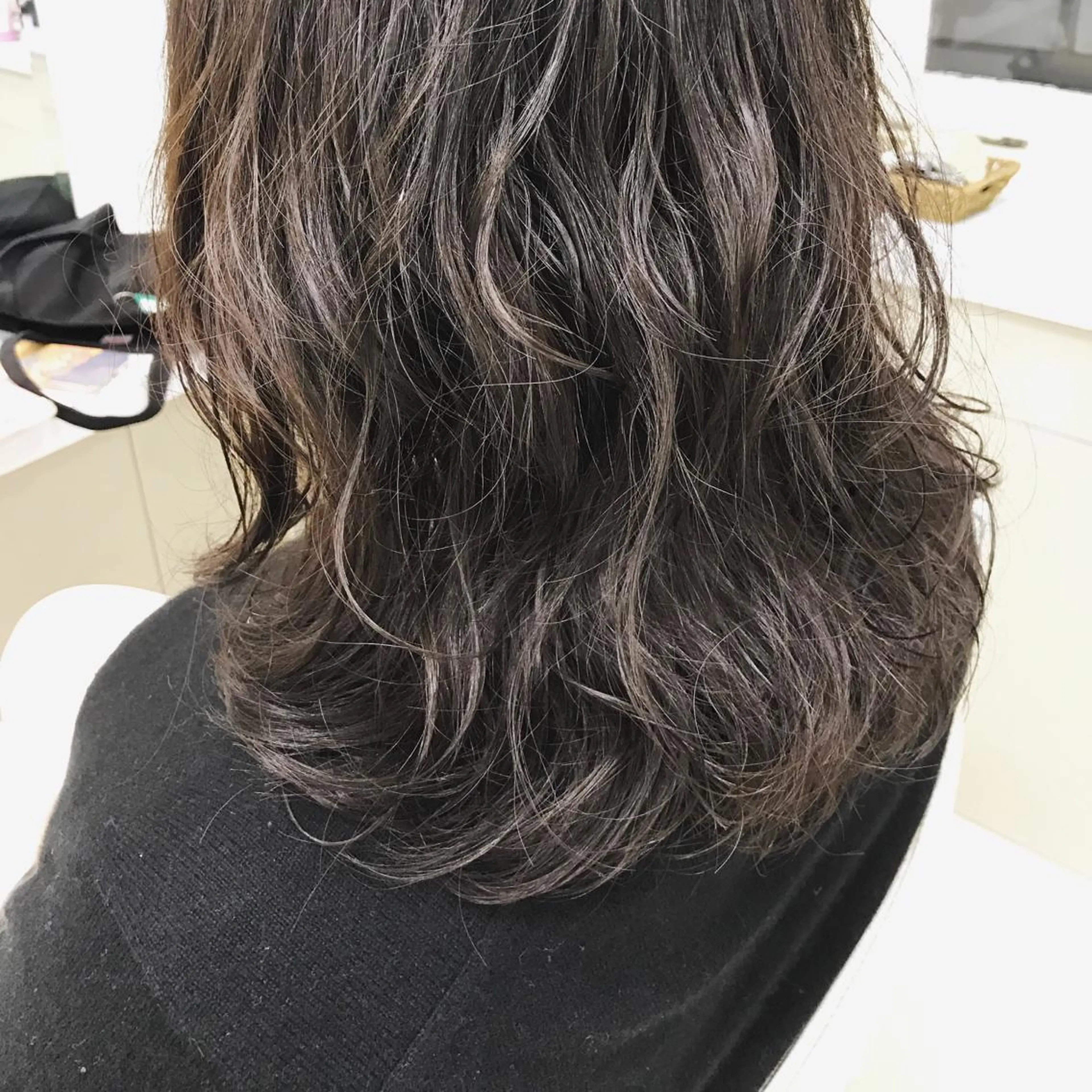 セミロング カラー パーマ セミロングパーマ グレージュ 艶髪ハイトーンカラー 💘kazueのヘアスタイル