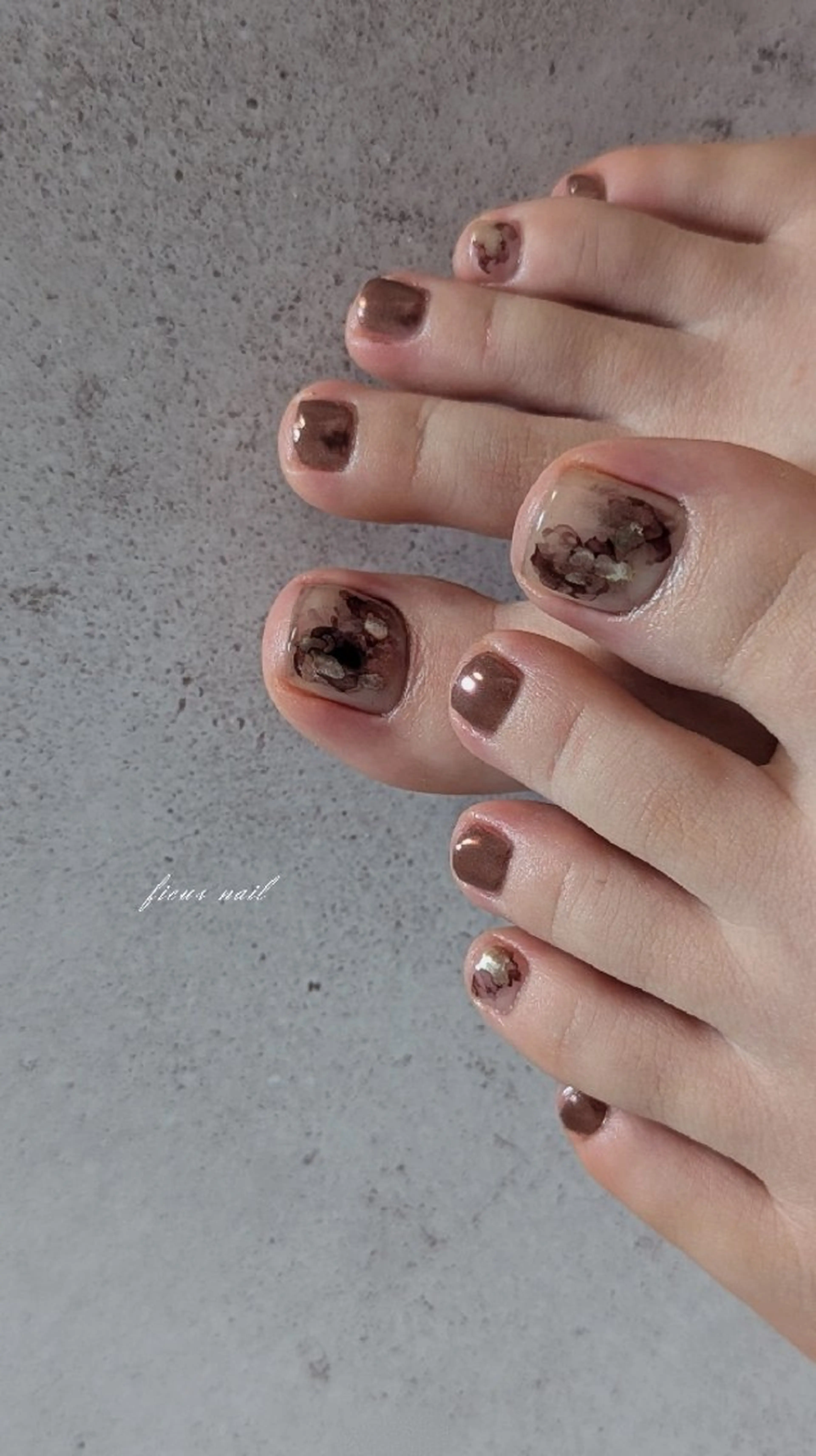 ネイル ブラウン フットネイル ミラーネイル ニュアンスネイル シンプルネイル フットネイル ficus nailのネイルデザイン