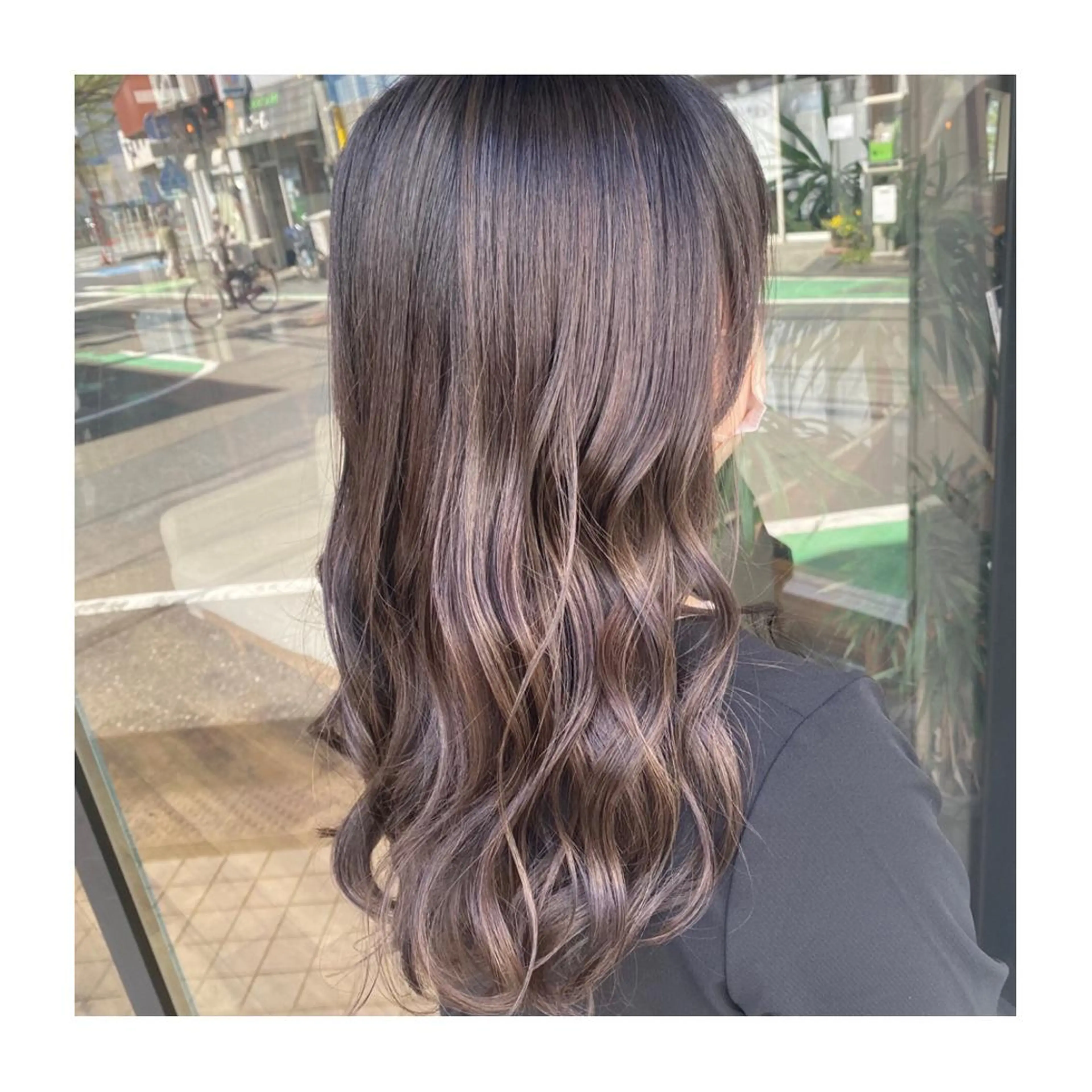 セミロング カラー アッシュ アッシュブラウン ブラウンカラー 小國 綾かのヘアスタイル