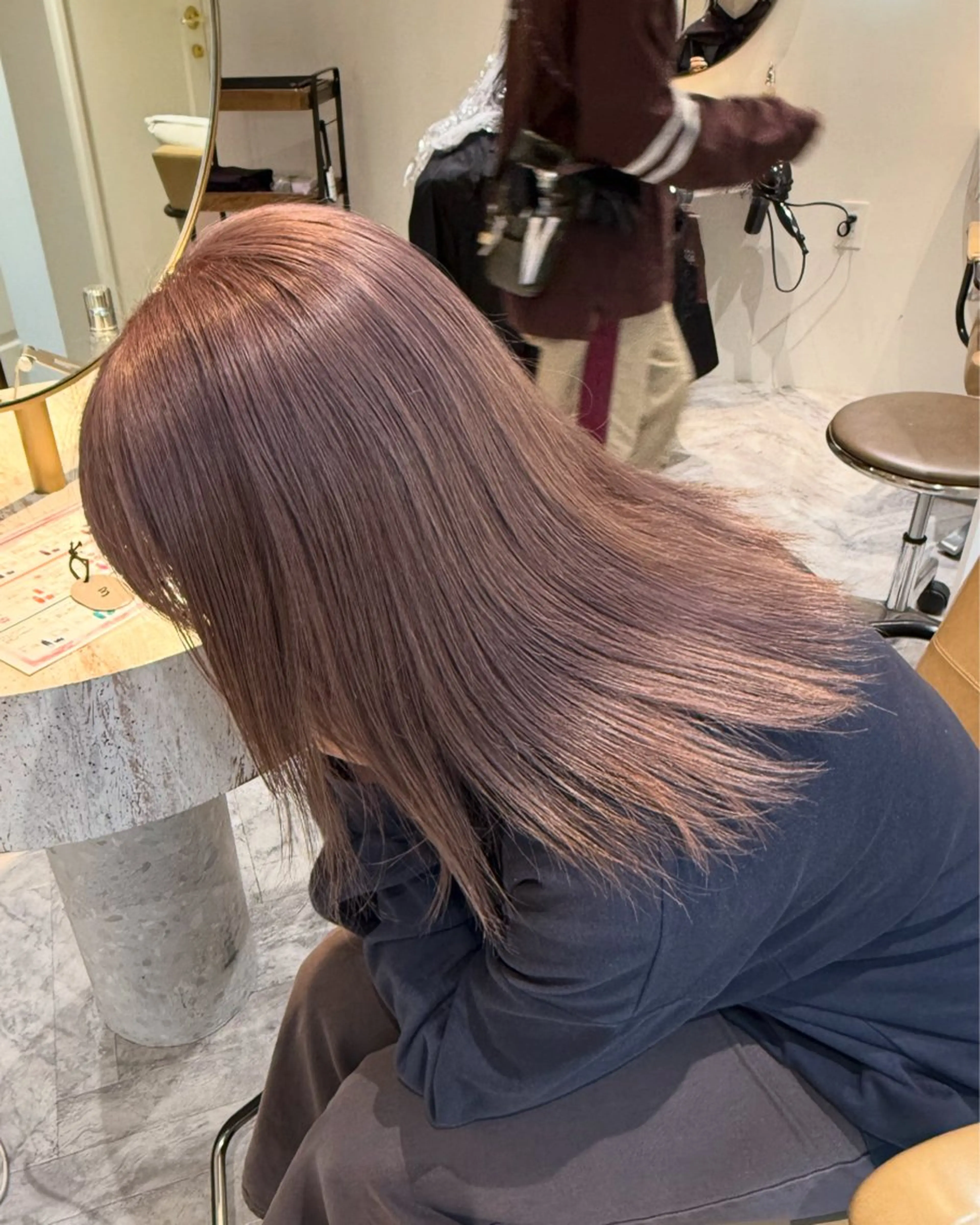 セミロング カラー ミルクティー× グレージュMOMOのヘアスタイル