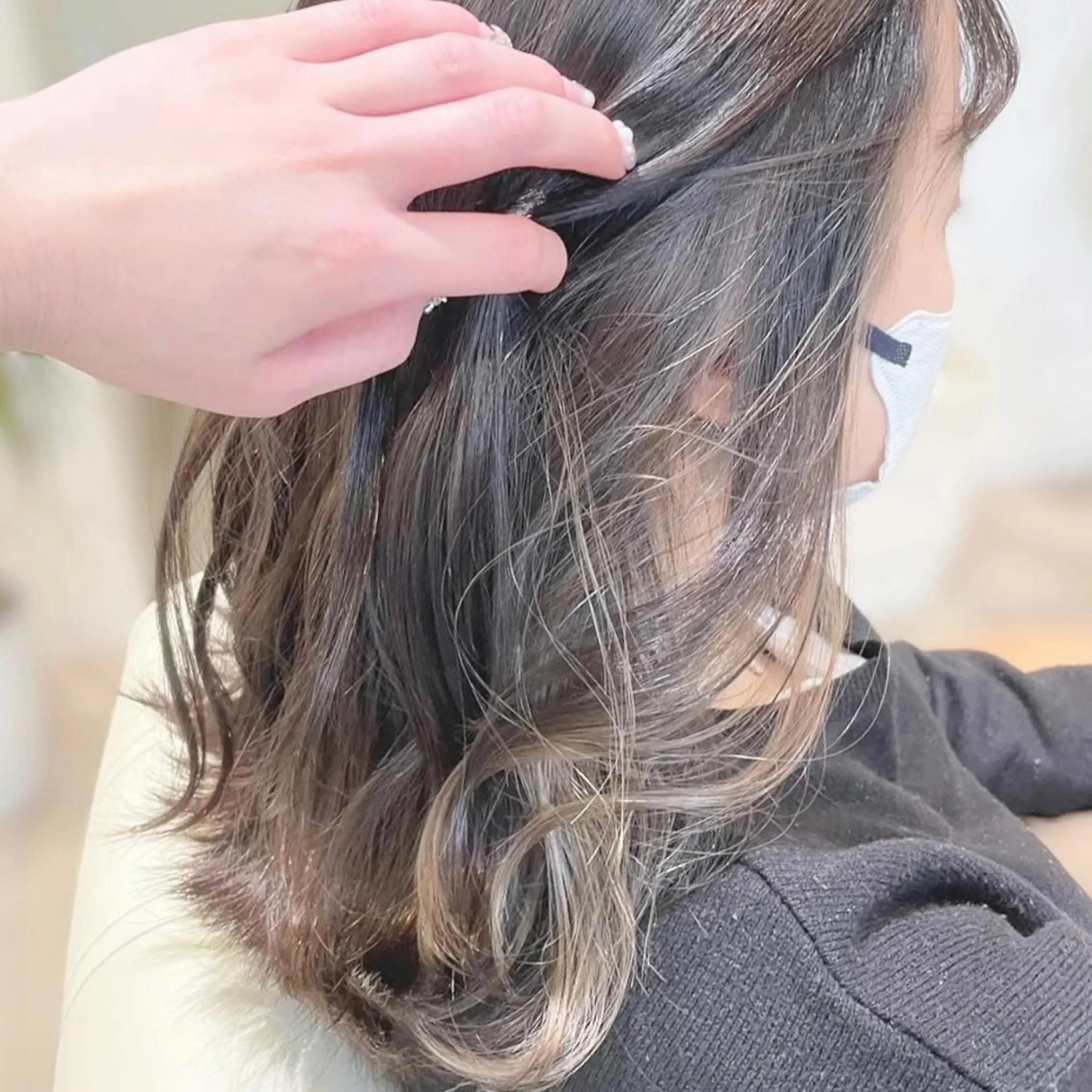 セミロング カラー グレージュ インナーカラー イヤリングカラー 🫧Natsukiのヘアスタイル