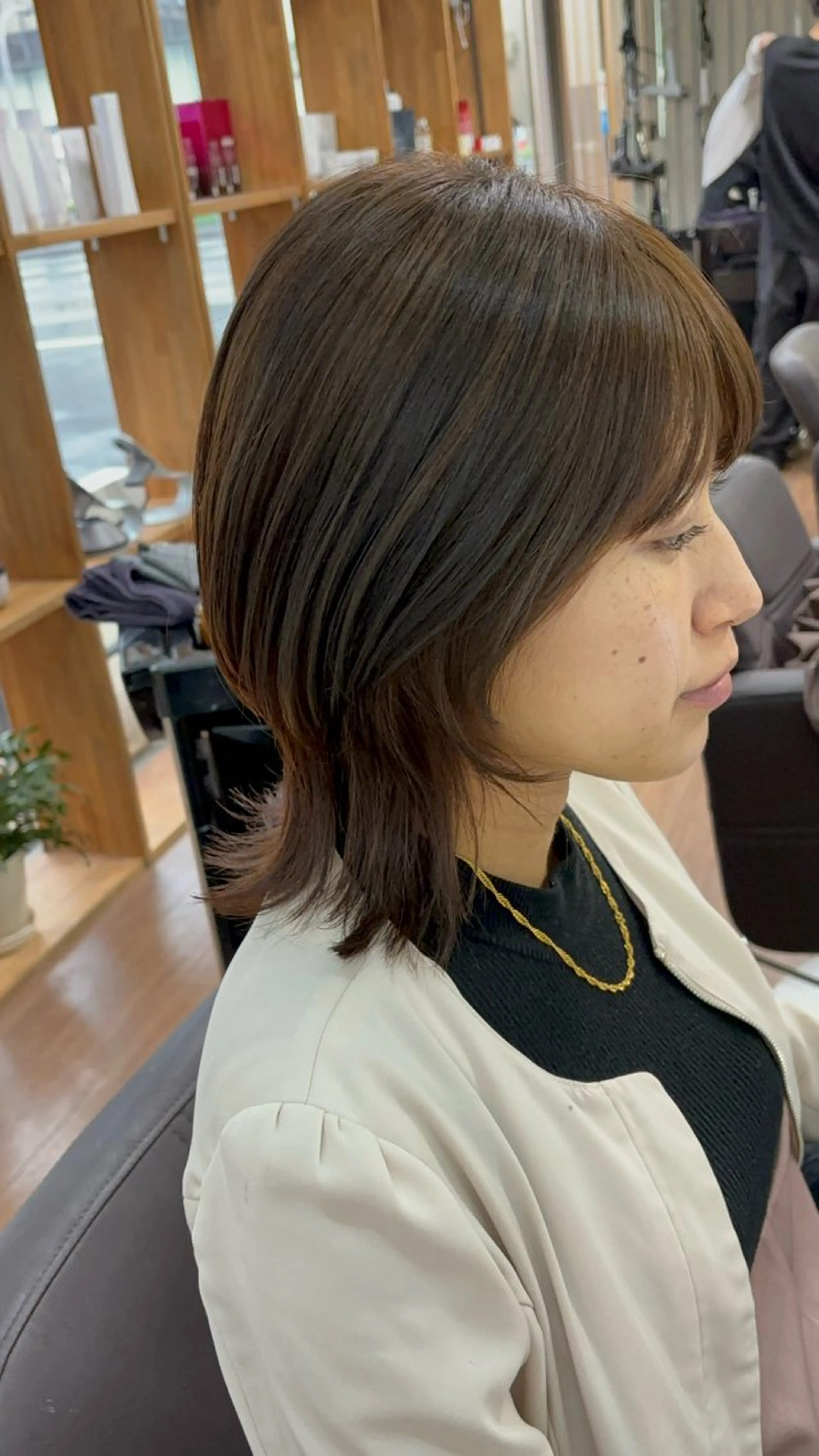 ミディアム ミディアムレイヤー くびれヘア レイヤーカット ウルフカット DOTE hair make【ドォート】所属・限界オタク美容師 💜Natsuki☁のヘアスタイル