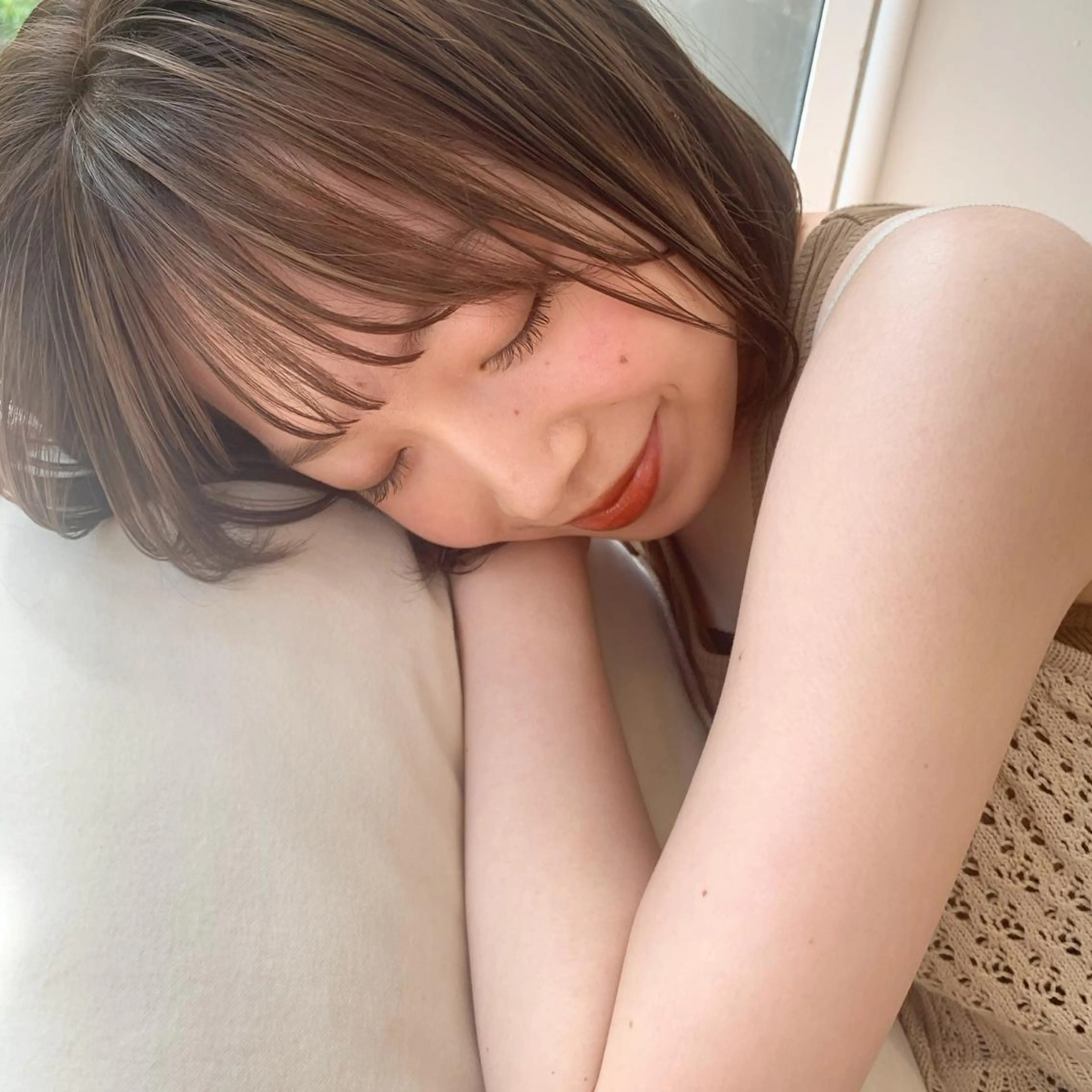 ミディアム カラー ベージュカラー ミルクティーベージュ ボブ カット ヘアカラー トリートメント chama レイヤーカットのヘアスタイル