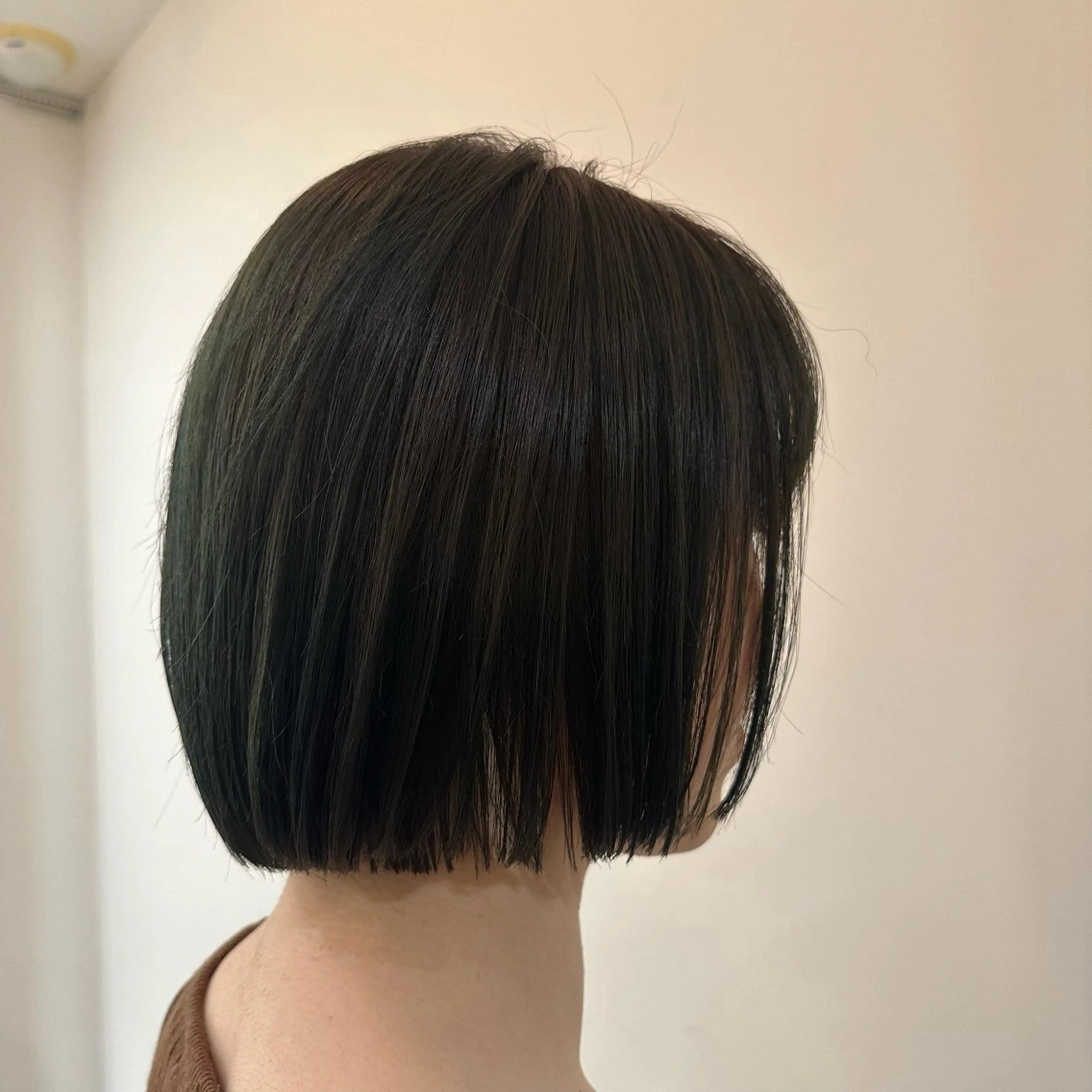 ショート カラー ヘアアレンジ オリーブカラー ボブ 飯島 美海のヘアスタイル