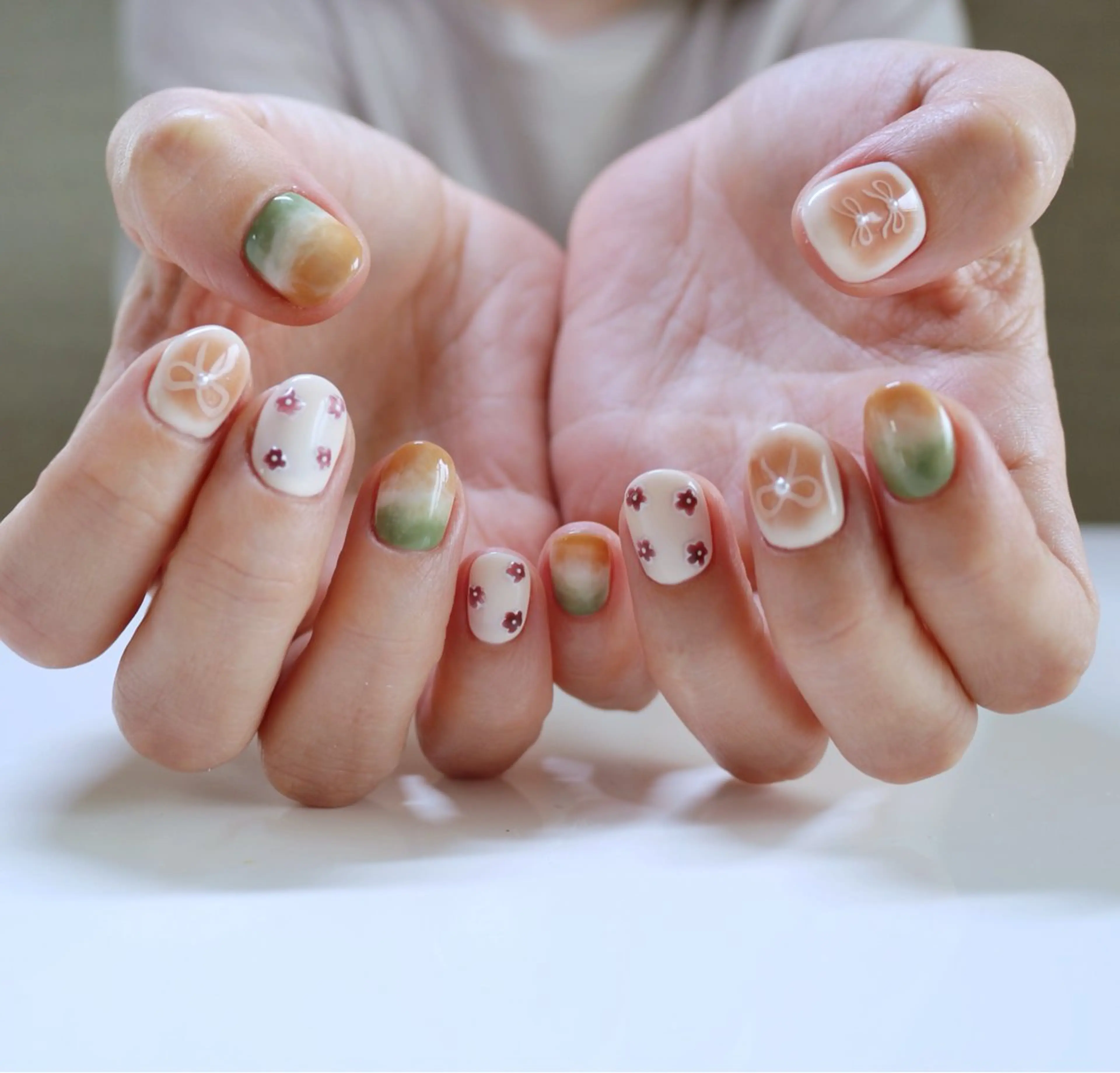 ネイル フラワーネイル グラデーション ニュアンスネイル リボン 夏ネイル ハンドネイル Baku Nailsのネイルデザイン