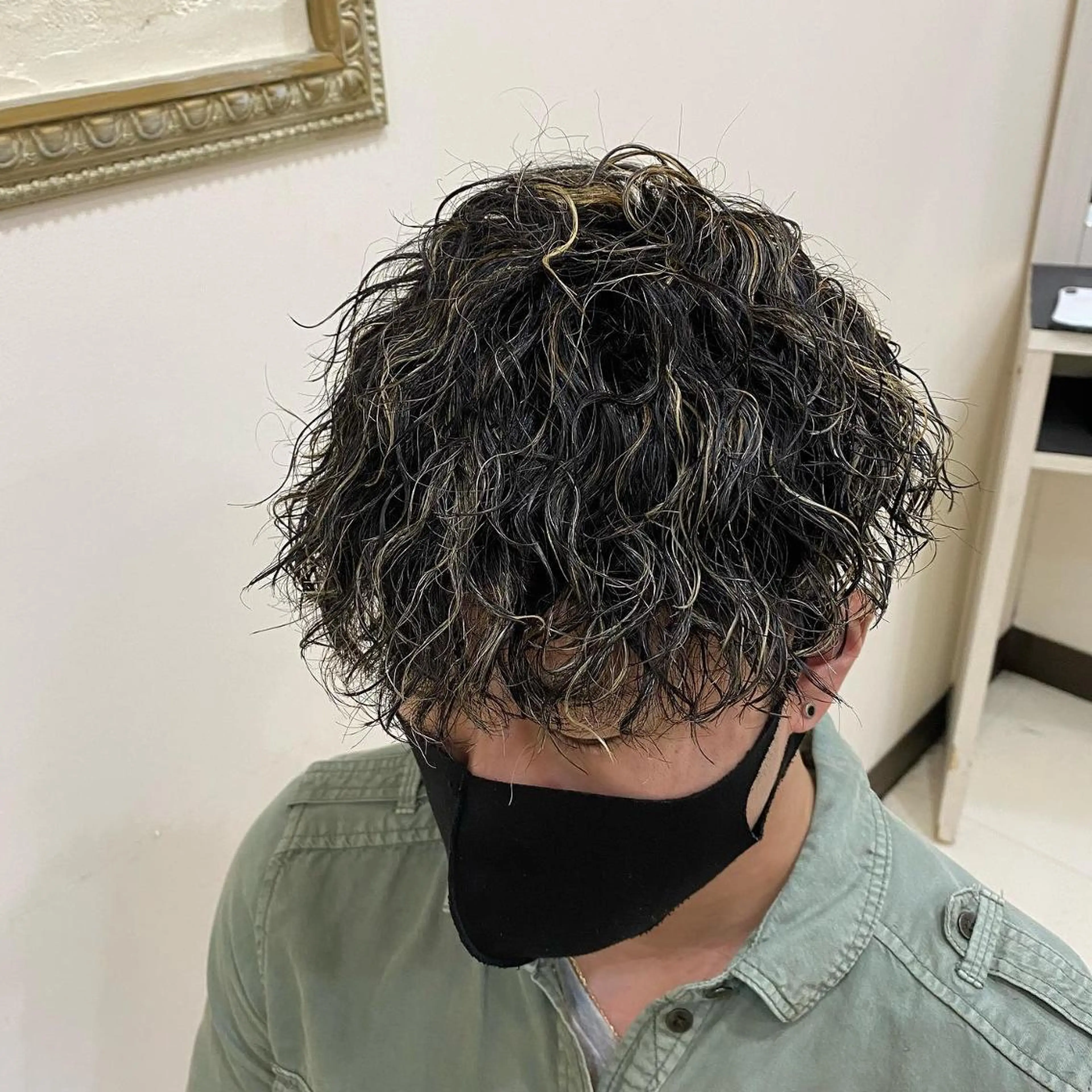 パーマ メンズ センターパート メンズ韓国風 マッシュ メンズパーマ メンズツイストパーマ 三ノ宮フェザーパーマ 蕃本 啓利のヘアスタイル