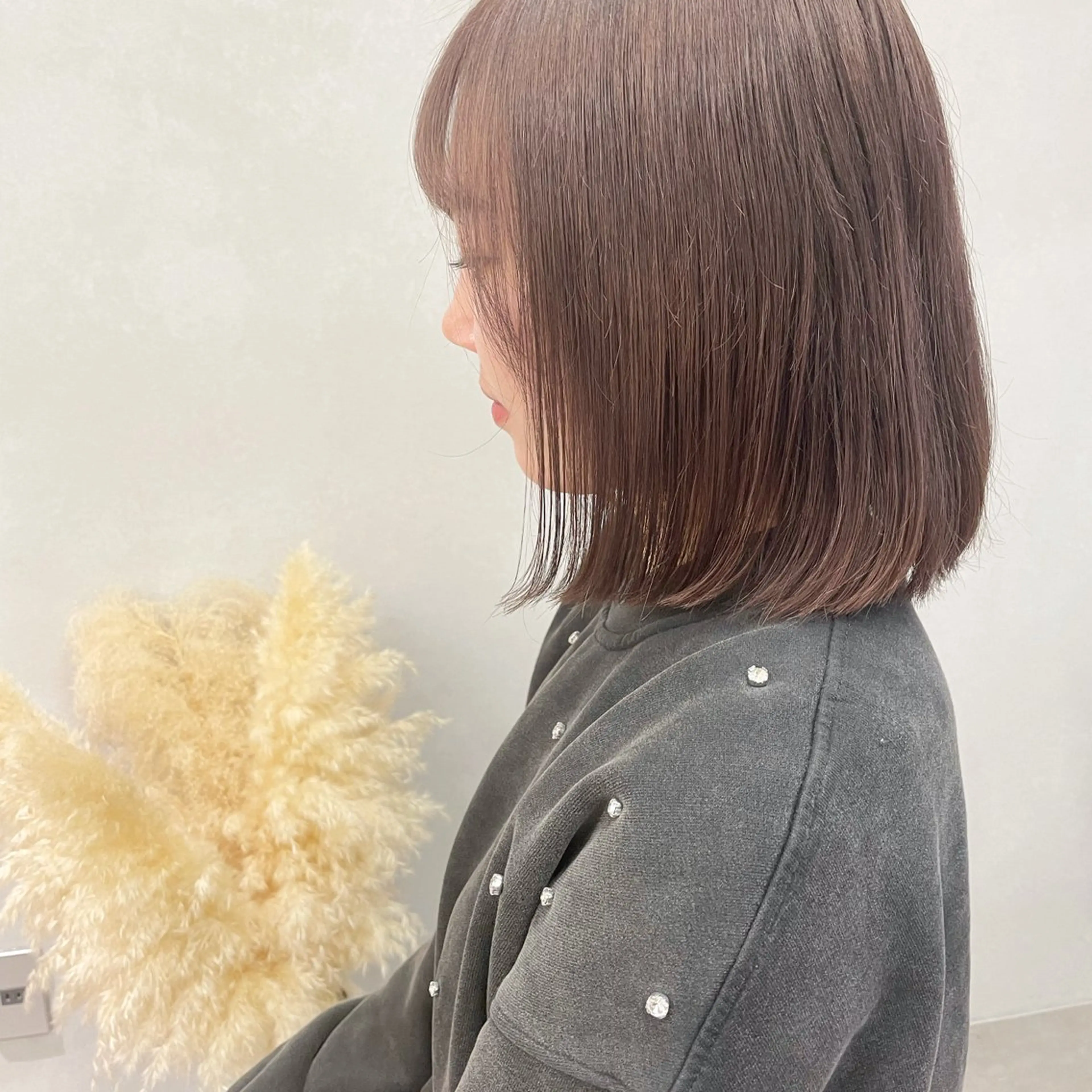 ミディアム カラー ヘアアレンジ ベージュカラー ブリーチ ラベンダーカラー ラベンダーベージュ カット ヘアカラー トリートメント ベージュ/オリーブ ボブ/小笠原汐海のヘアスタイル