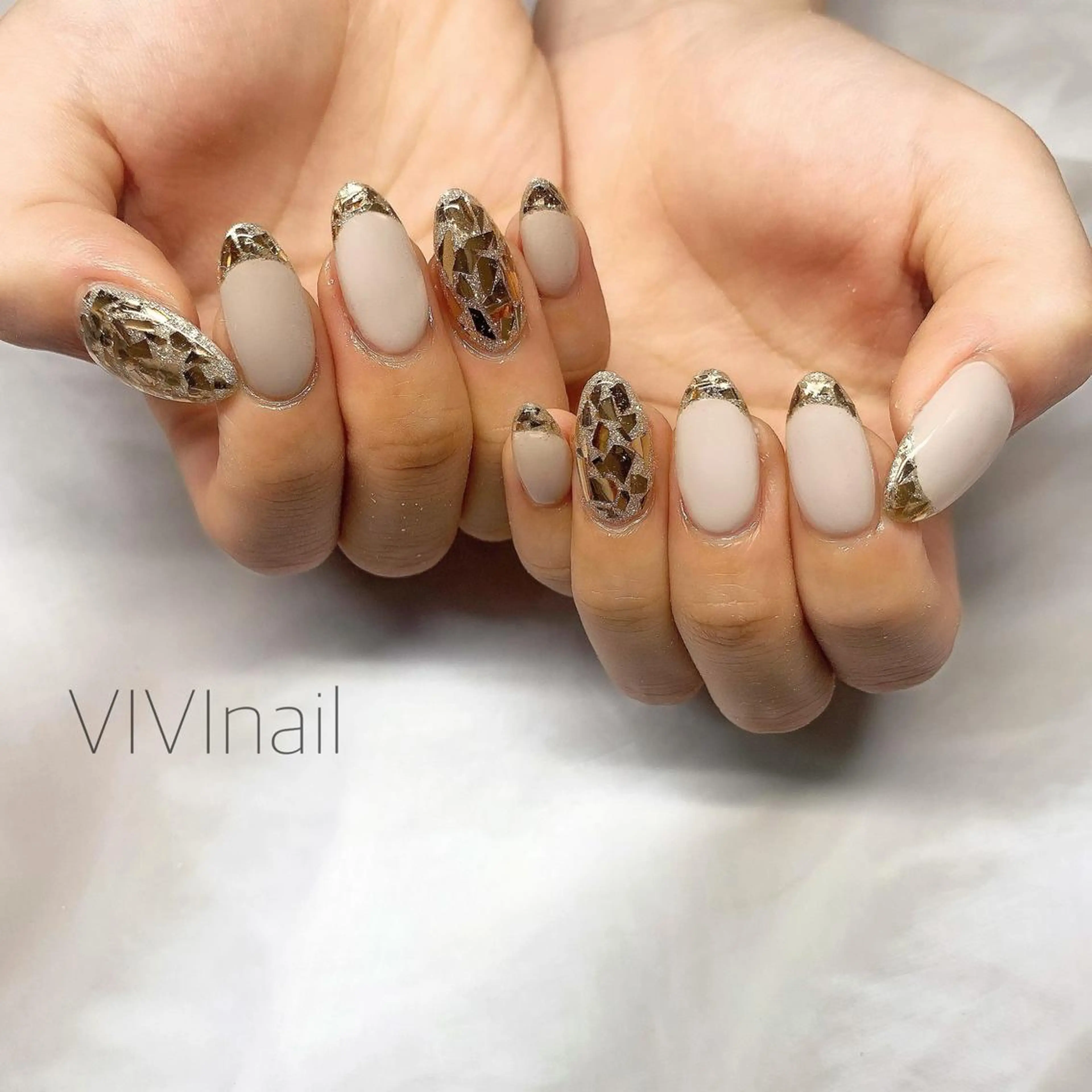 ネイル フレンチネイル ガラスフレンチ ゴールド ハンドネイル vivi nailのネイルデザイン