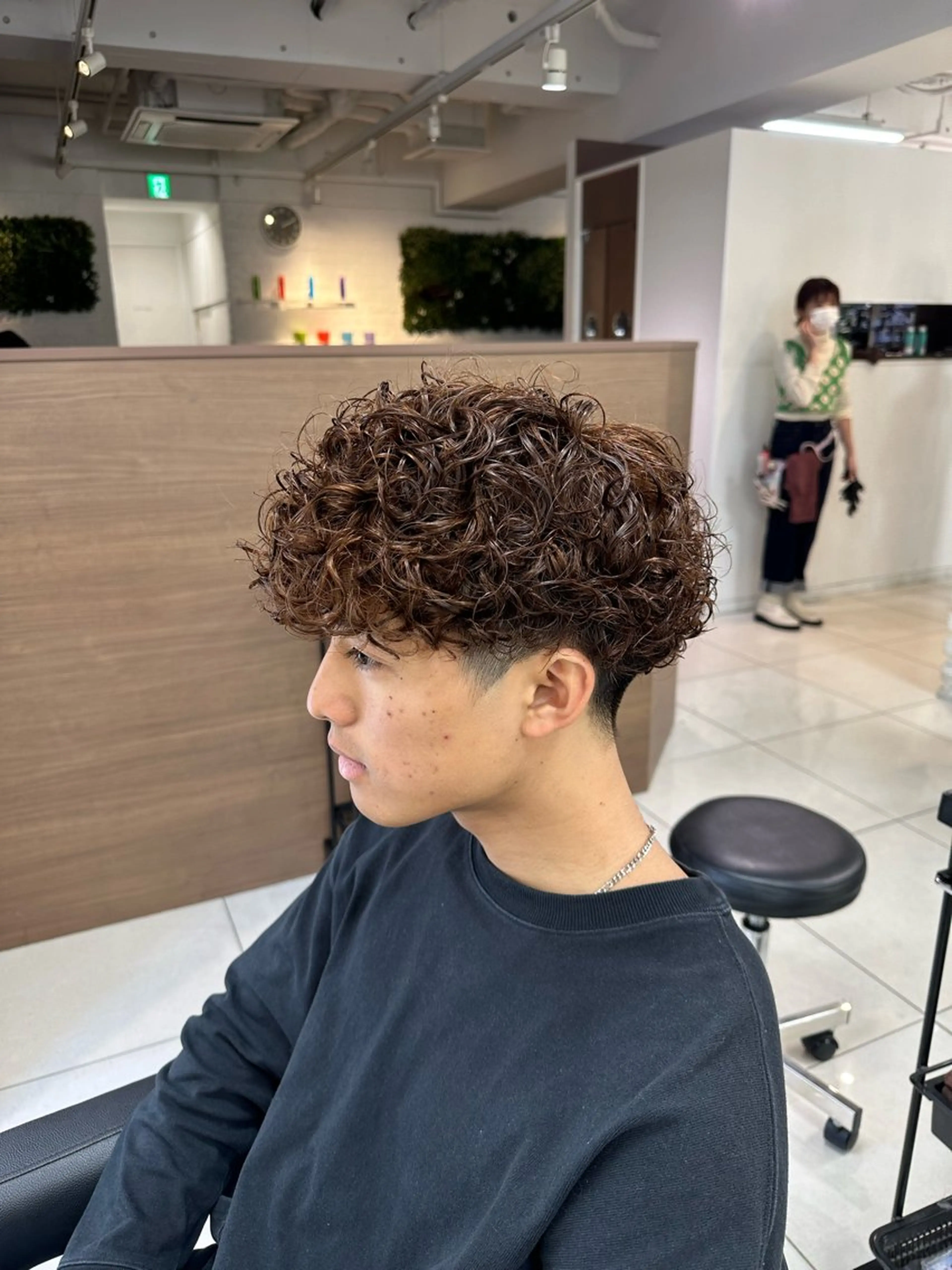 ショート カラー パーマ メンズ メンズパーマ プードルパーマ ブラウンカラー 外国人風カラー プードルパーマ カット ヘアカラー パーマ トリートメント フェザーパーマ職人 🪶ryosukeのヘアスタイル