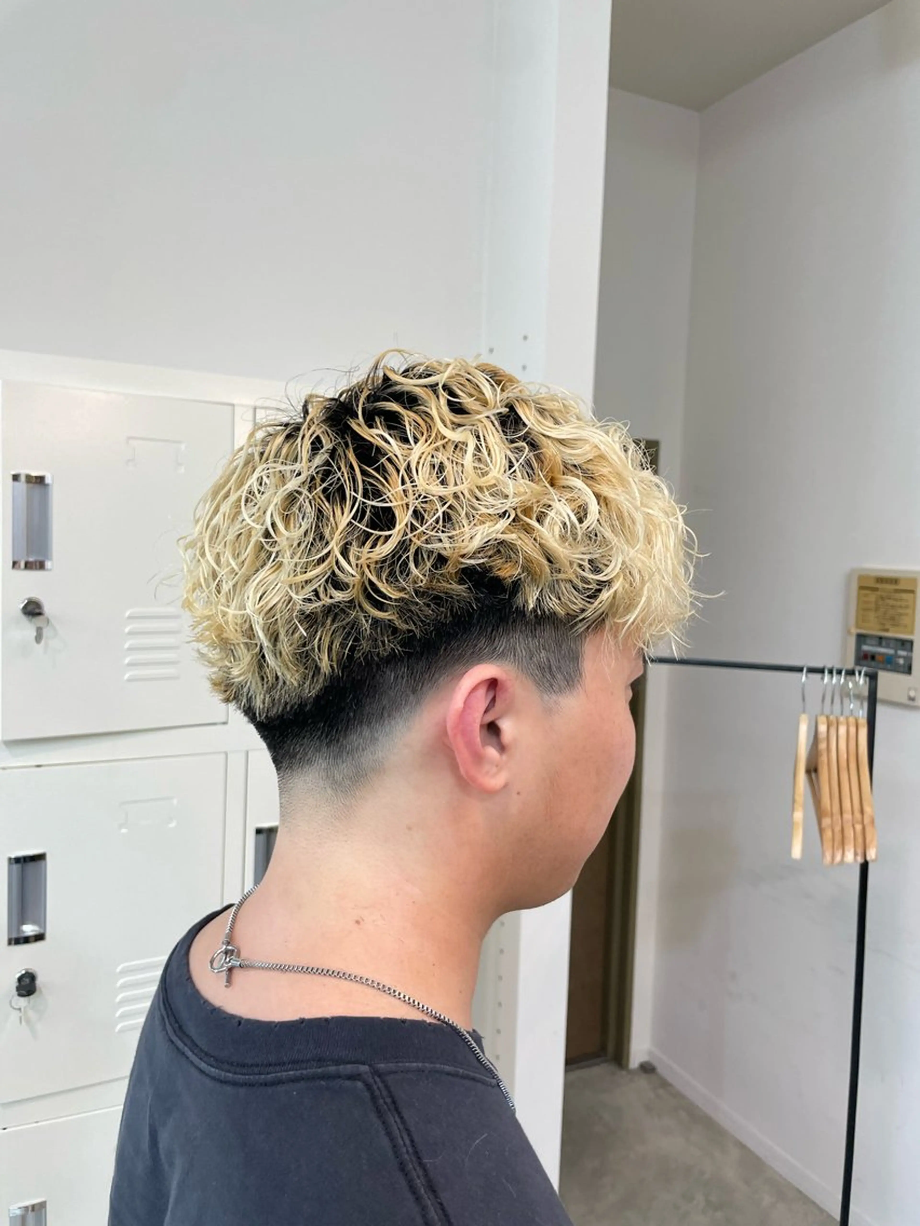 パーマ メンズ フェードカット メンズハイトーン スペインカール 🌀メンズパーマ/ ケアパーマ🌀啓真のヘアスタイル