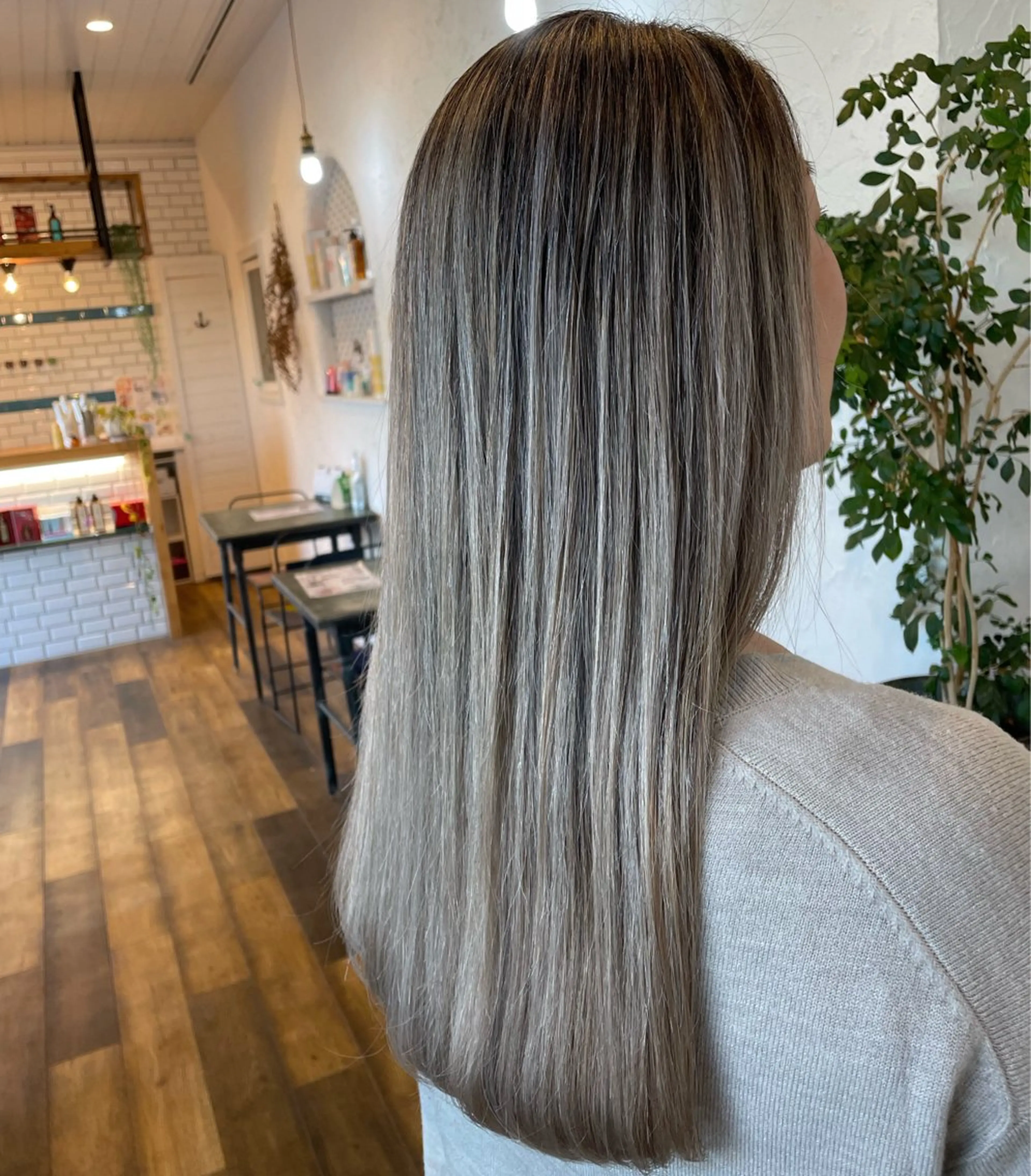 ロング カラー アッシュ 透明感カラー ハイライトカラー ハイトーンカラー ミルクティーアッシュ ヘアカラー 🌸小掛🌸 豊橋外国人風カラーのヘアスタイル