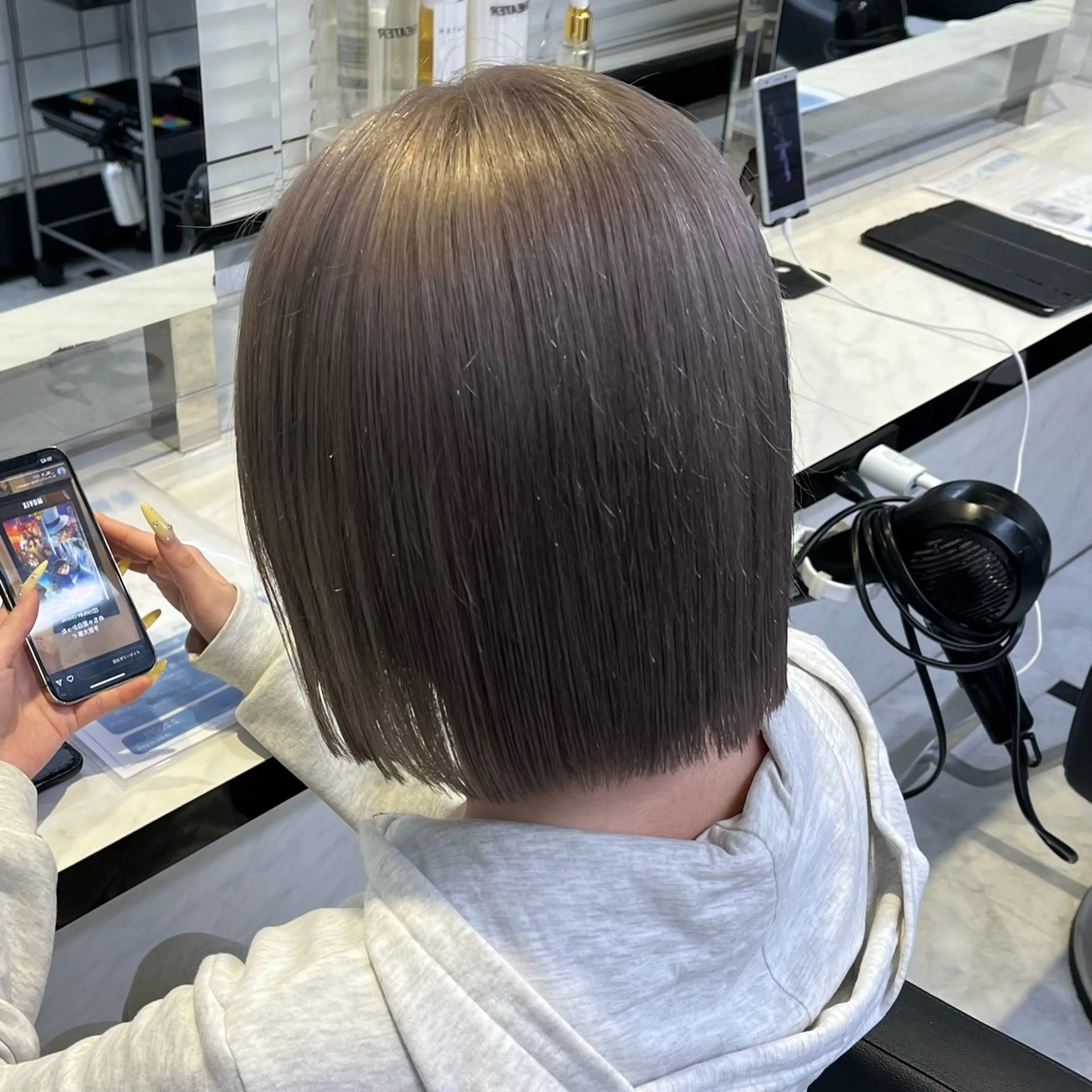 セミロング カラー ヘアアレンジ 🍒透明感カラー🌨 🥕ハイトーンカラーのヘアスタイル