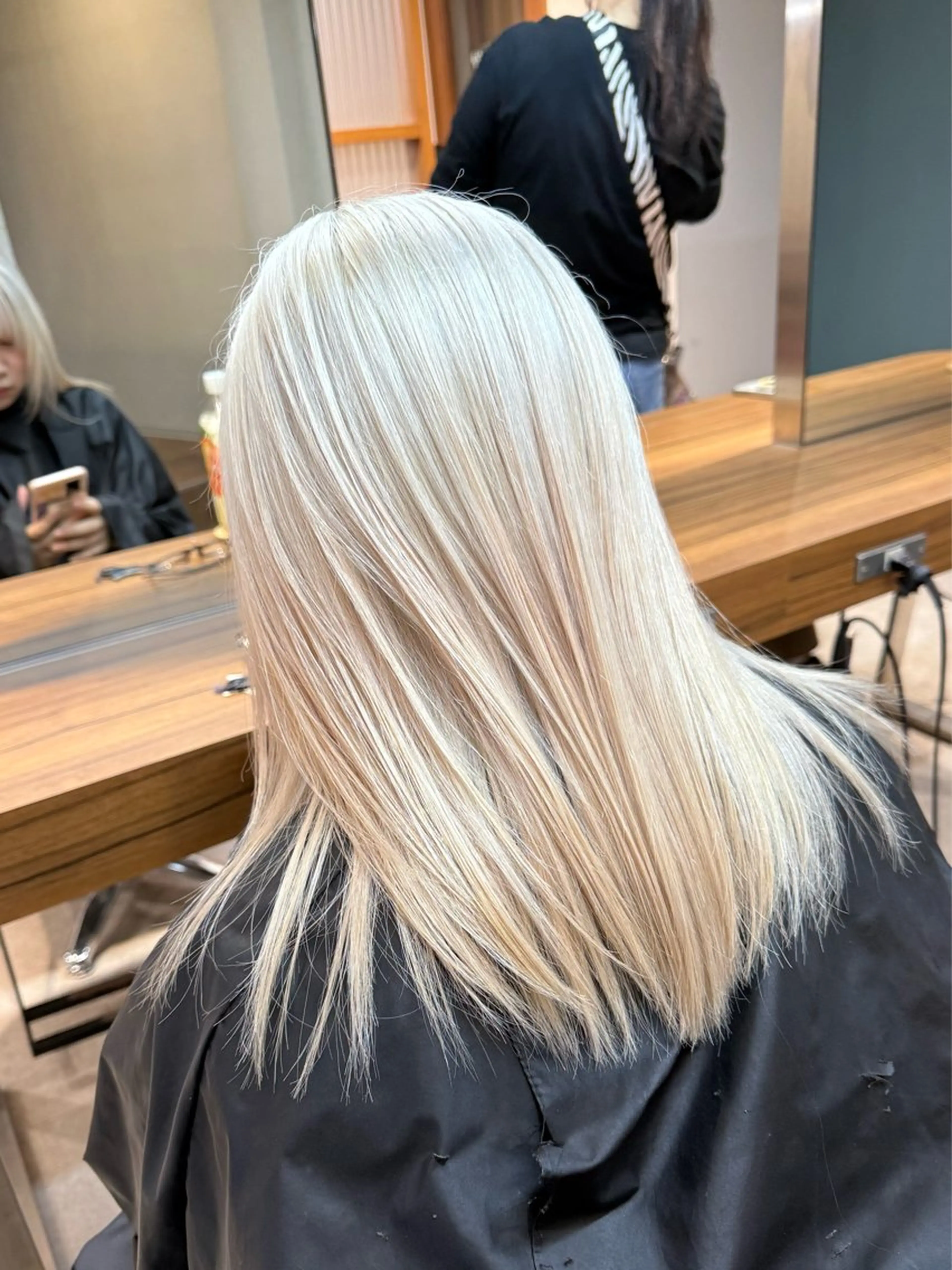 セミロング カラー ブロンド ホワイトブロンド カット ヘアカラー トリートメント 岡本 太陽☀️のヘアスタイル