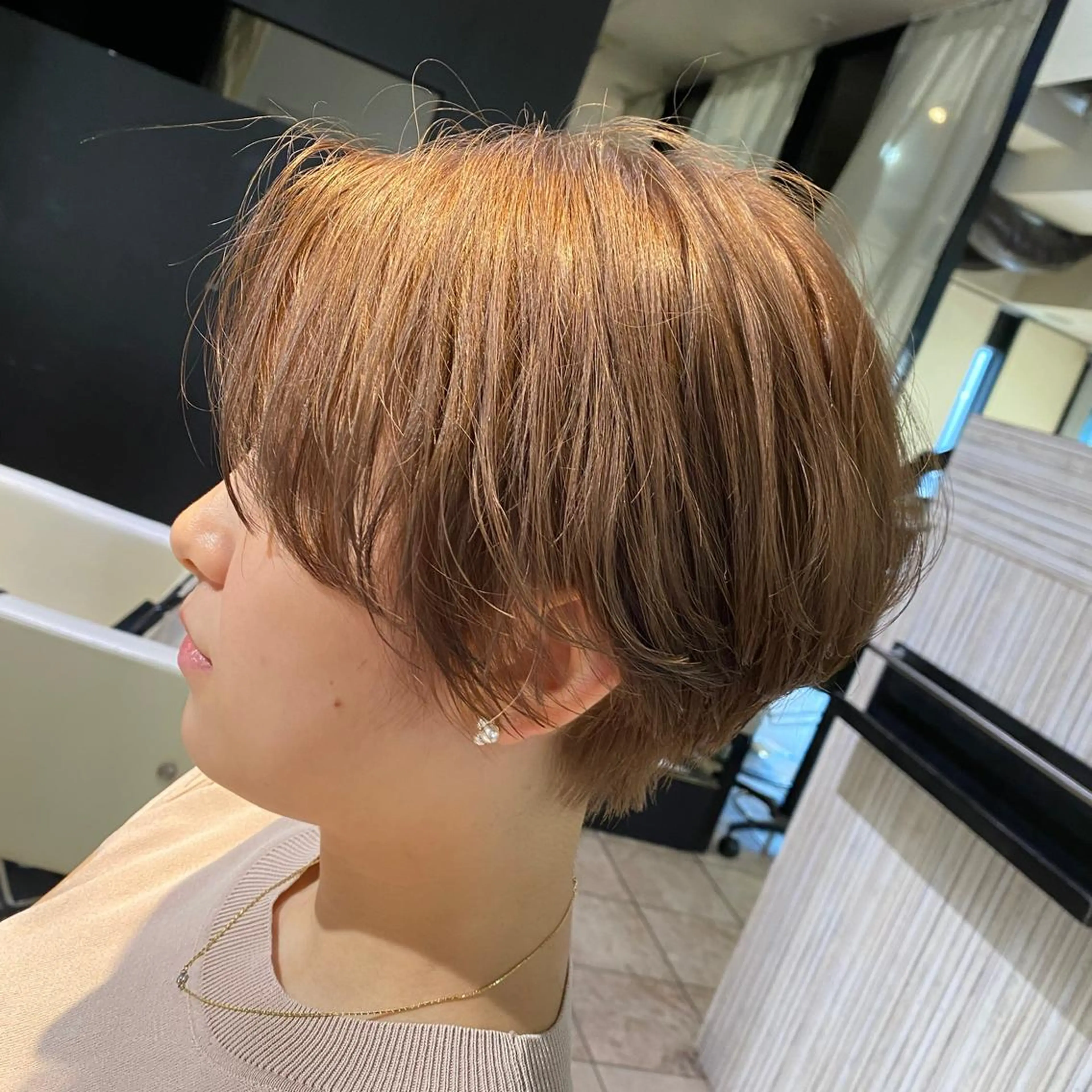 ショート カラー ベージュカラー ハイトーンカラー ショートヘア Yu シールエクステのヘアスタイル
