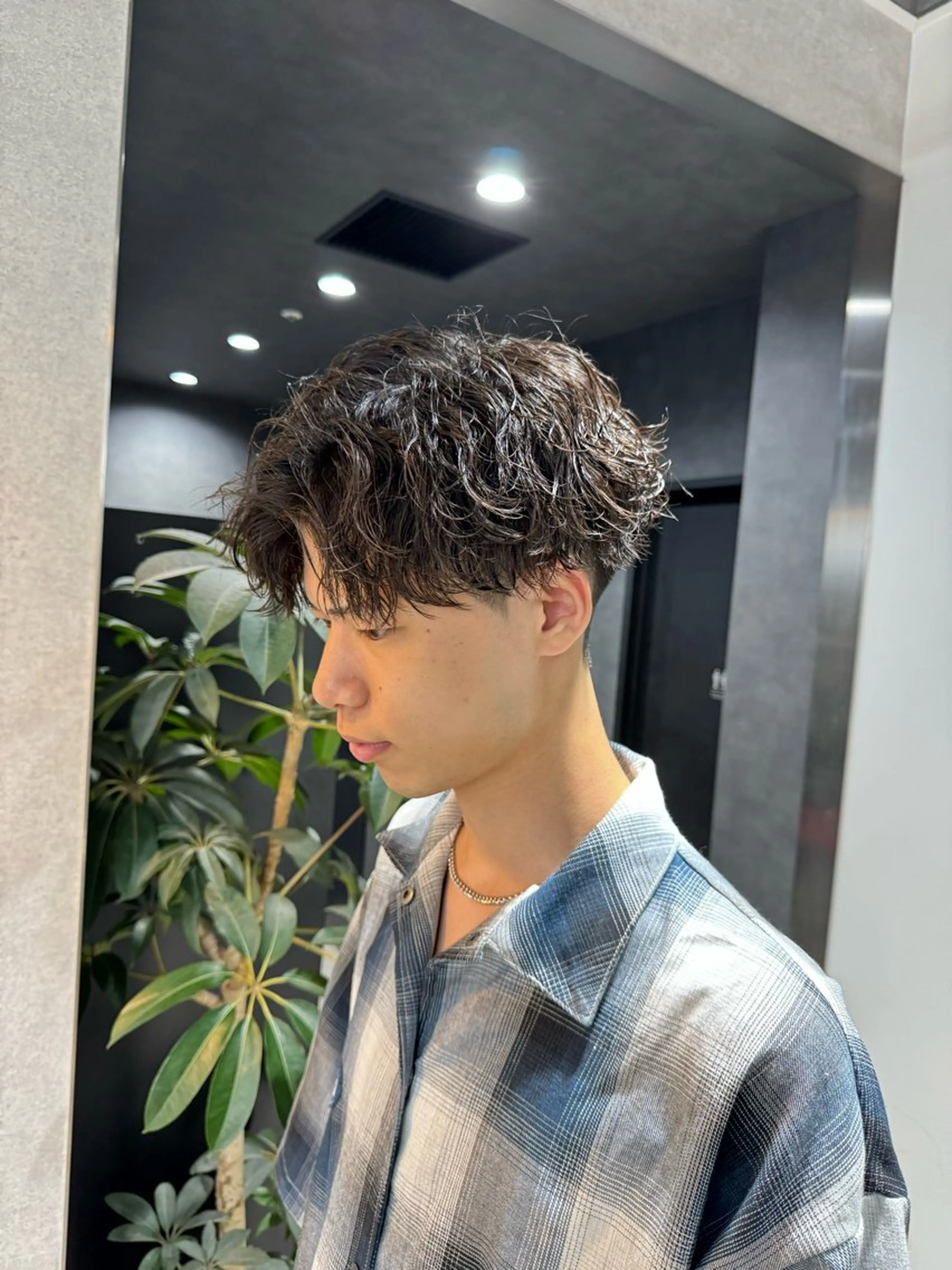 ショート カラー パーマ ヘアアレンジ メンズ メンズブリーチ センターパート メンズハイライト メンズハイトーン マッシュ カット パーマ トリートメント ヘッドスパ ヘアセット スパイキー/フェザー /波巻き/かいとのヘアスタイル