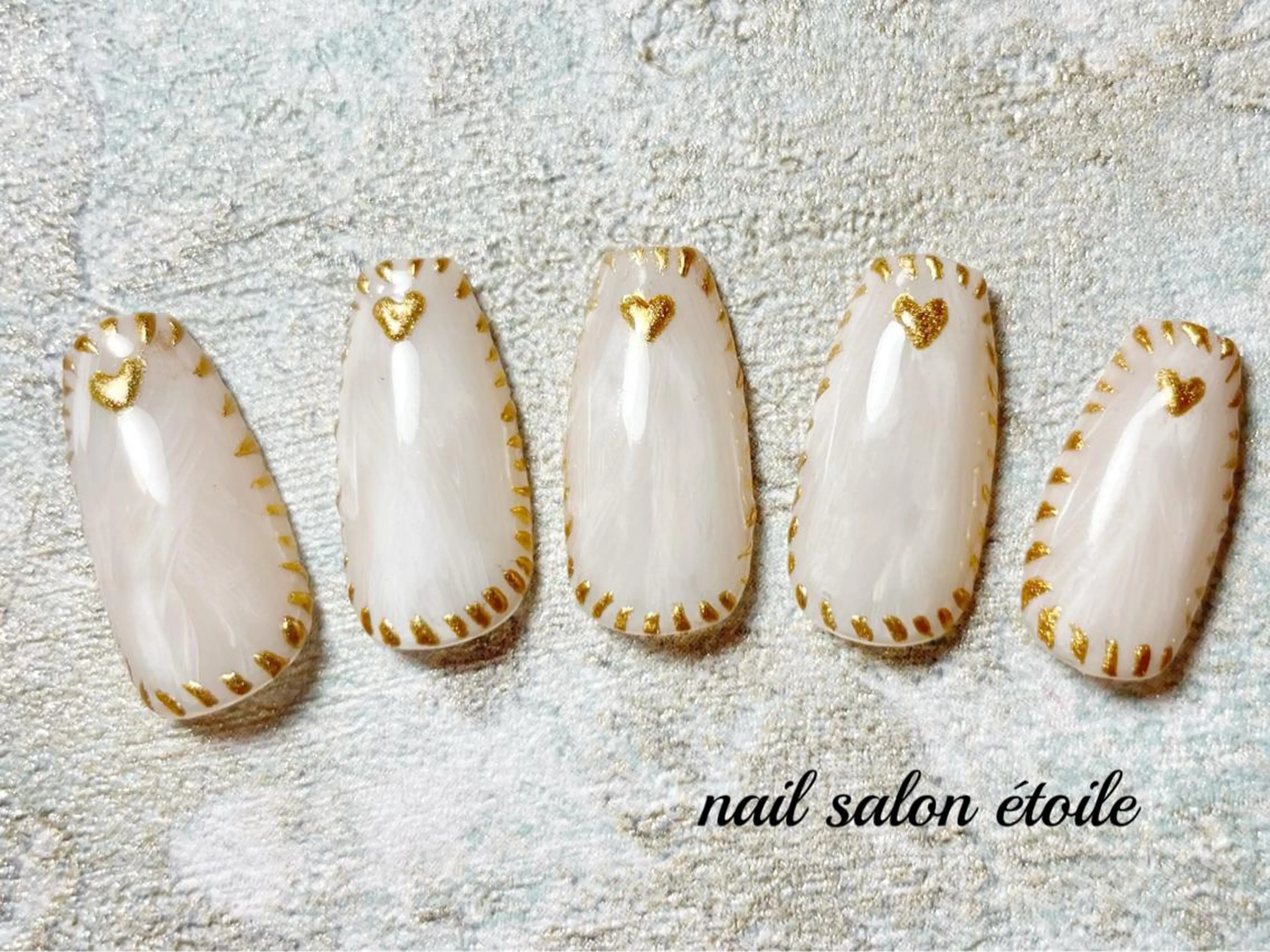 ネイル アートネイル ジェルネイル ゴールド ハート ニュアンスネイル ハンドネイル nail salon étoileのネイルデザイン
