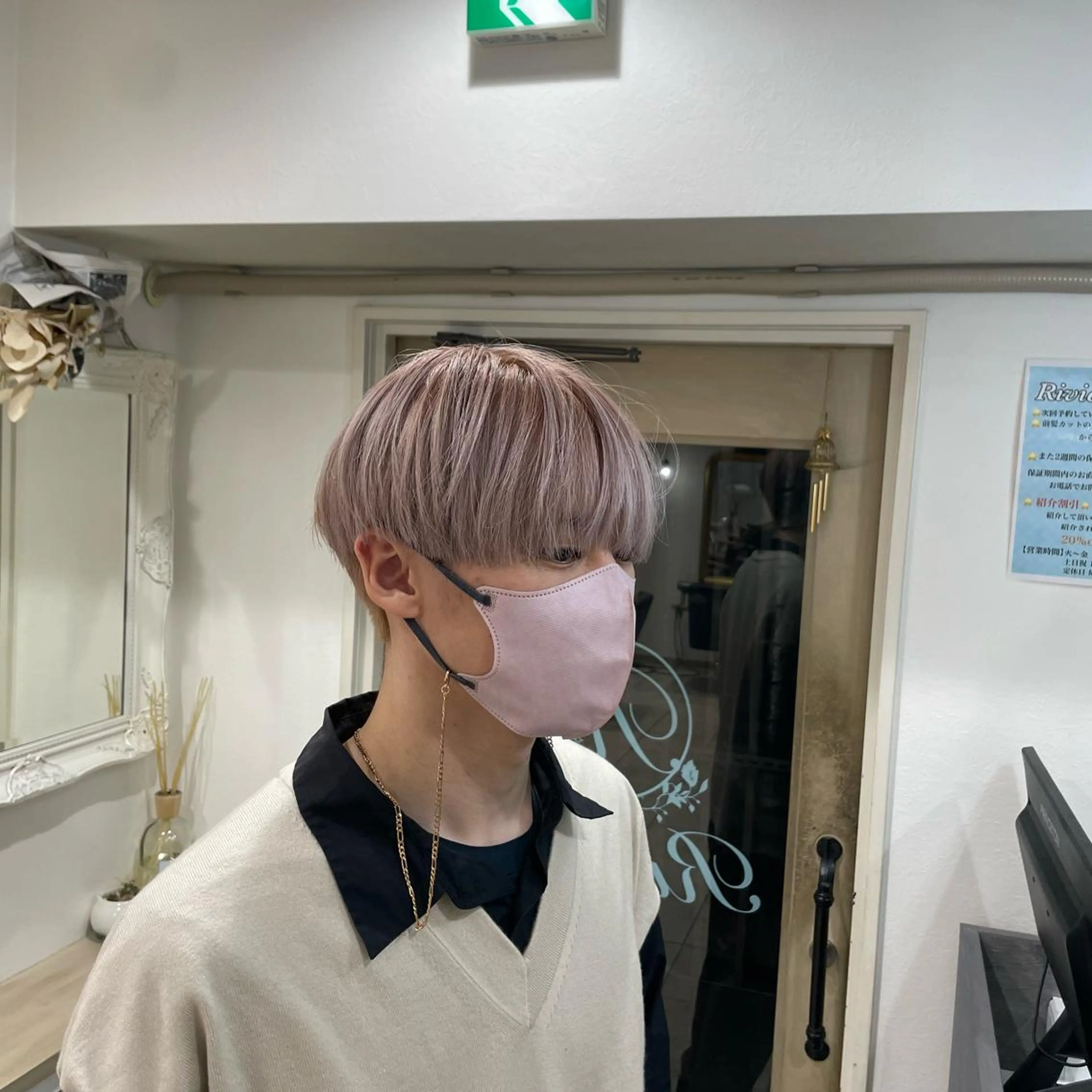 ショート カラー ベージュカラー ブリーチ ホワイトベージュ cinq PROJECT所属・ミルクティーベージュ /三村克彦のヘアスタイル