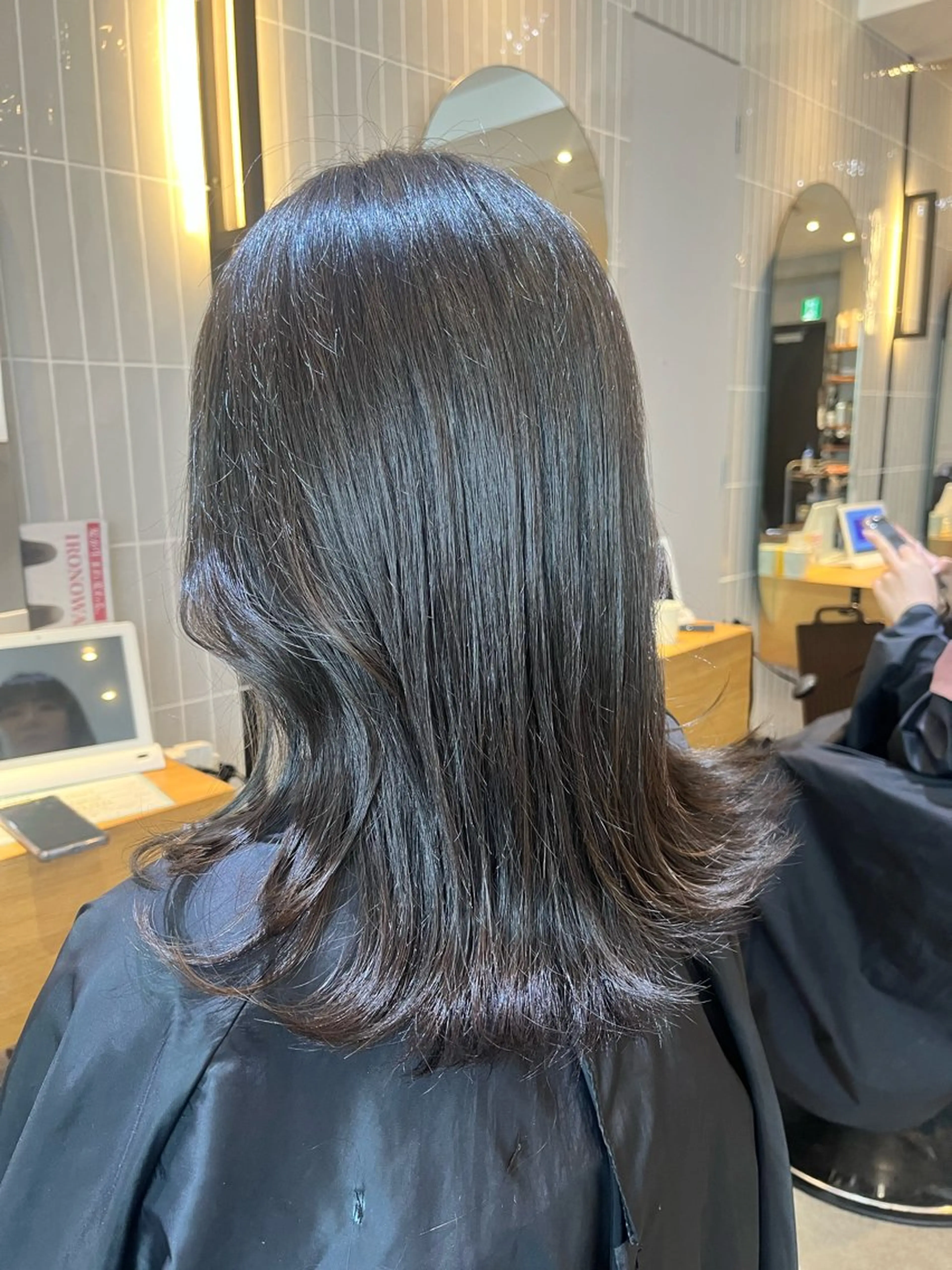 セミロング くびれヘア デザインカット 顔まわりレイヤー 顔周りカット 髪質改善 カット ヘアカラー トリートメント ヘアセット ラフィスヘアードープ所属・レイヤーと透明感の アユカ 髪質改善のヘアスタイル