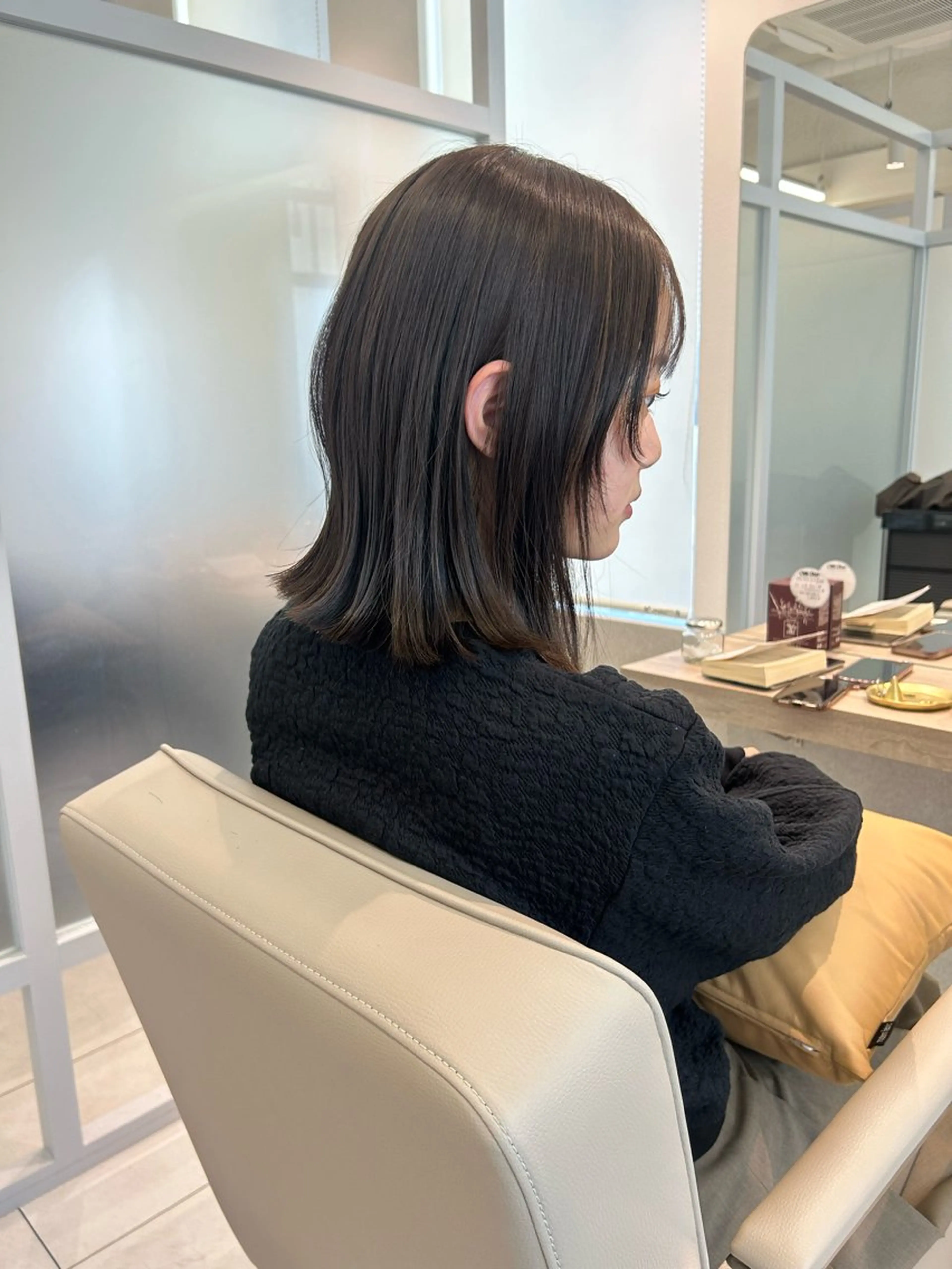 ミディアム カラー オリーブカラー ボブ 顔まわりレイヤー 顔周りカット レイヤーカット オリーブ/アッシュ やわらか透明感カラーのヘアスタイル
