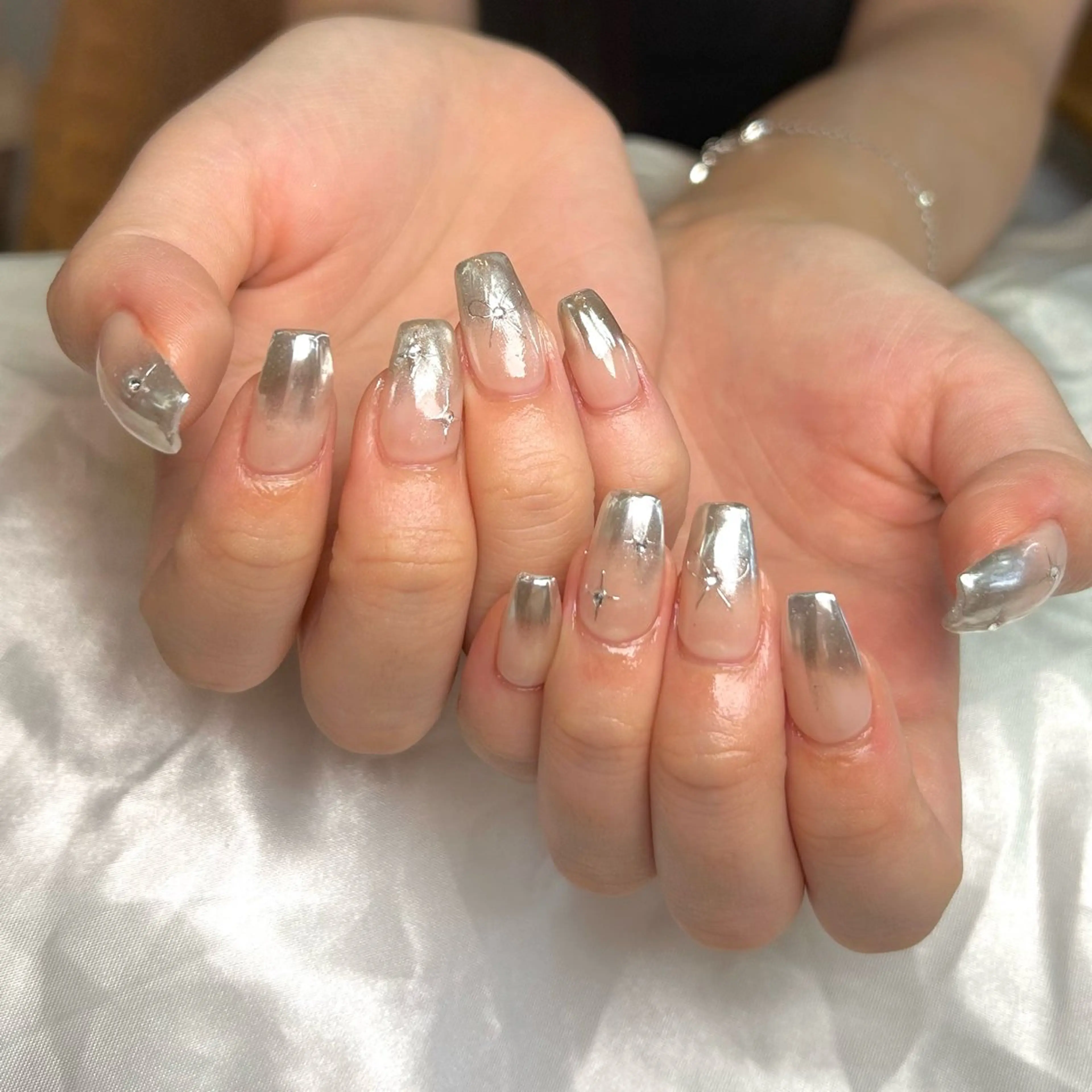 ネイル グラデーション シルバー ハンドネイル shine'an fuka🌿🫧のネイルデザイン