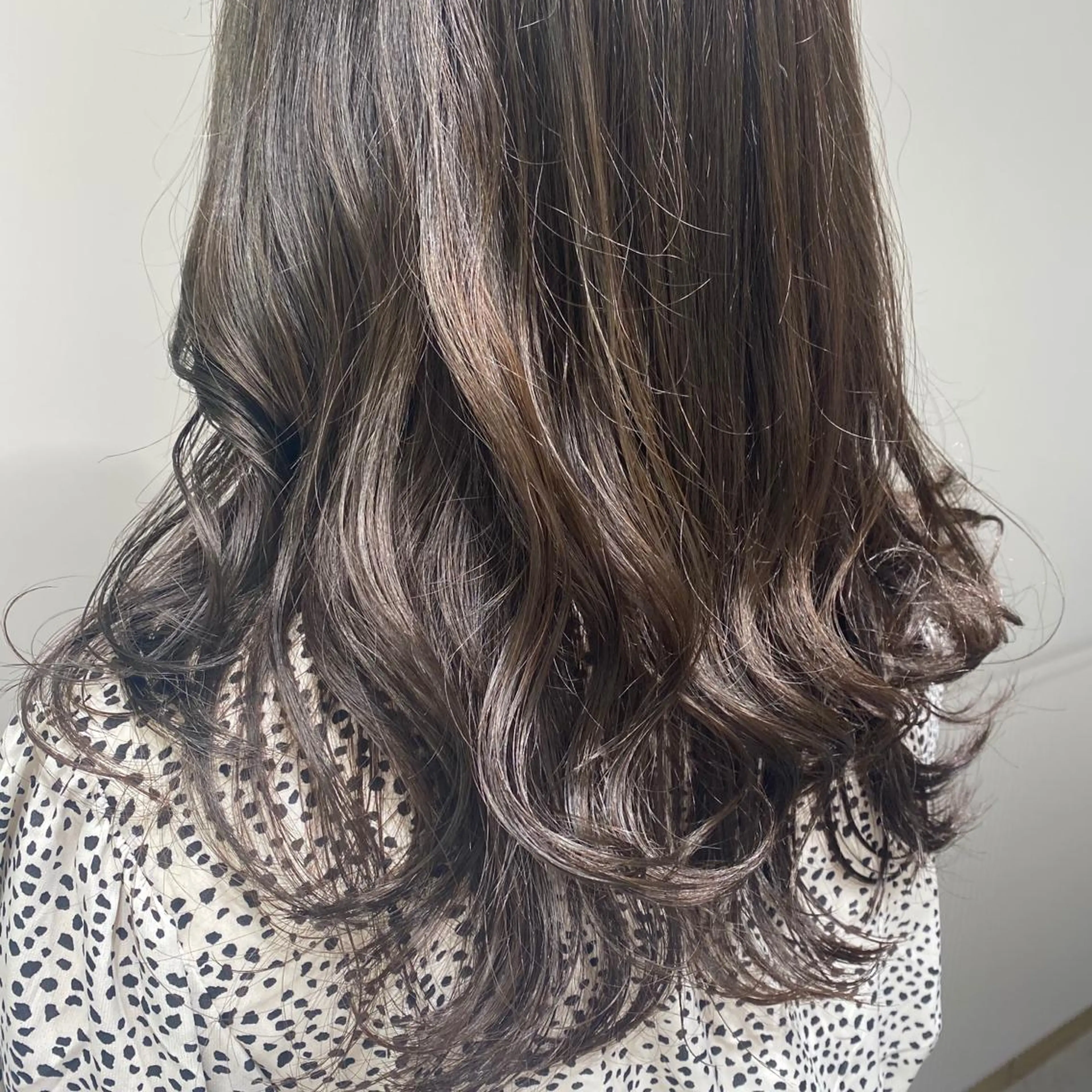 セミロング カラー ベージュカラー オリーブベージュ 村山 莉沙のヘアスタイル