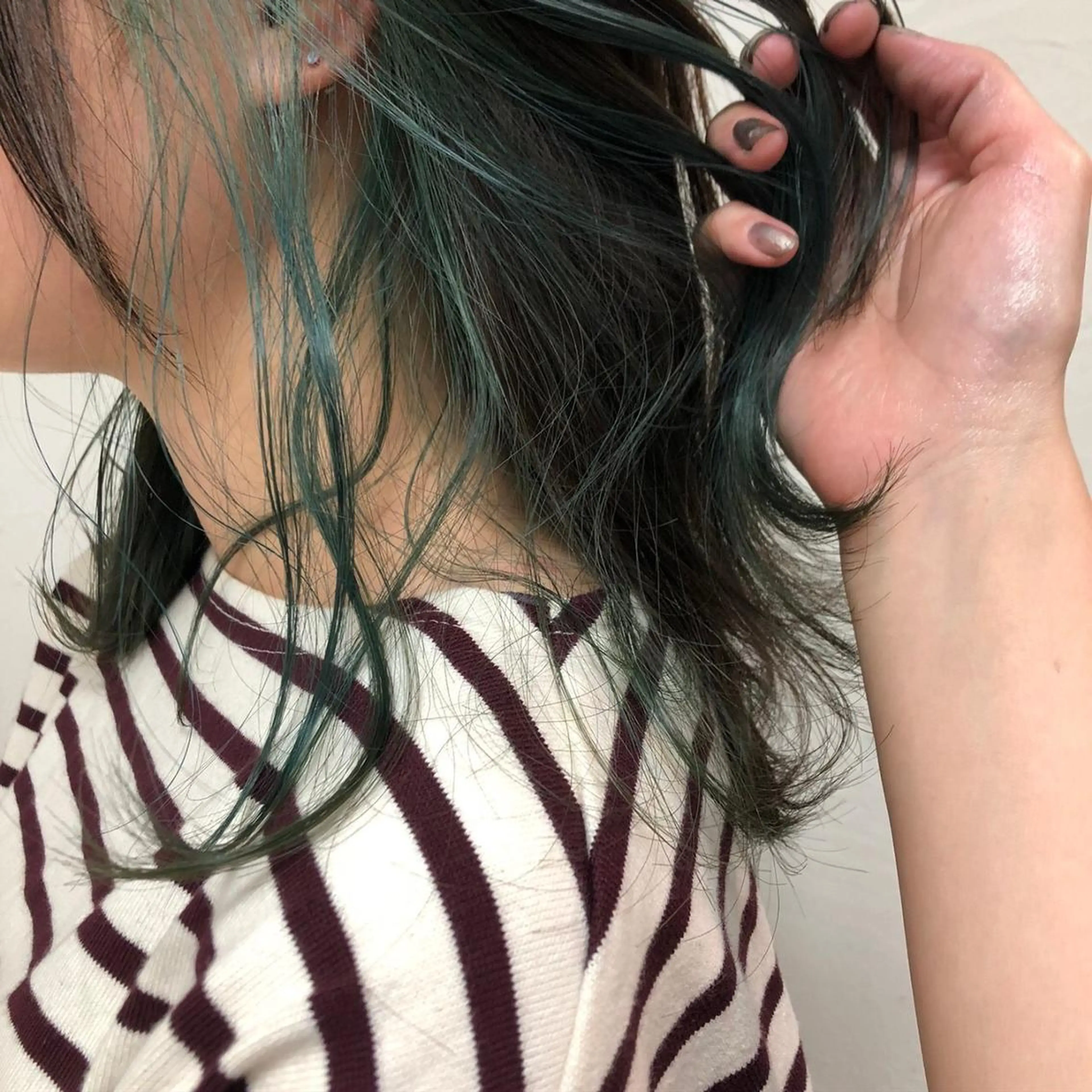 ミディアム カラー インナーカラー 顔周りカット おくれ毛 ヘアカラー SiLO 【シロ】のヘアスタイル
