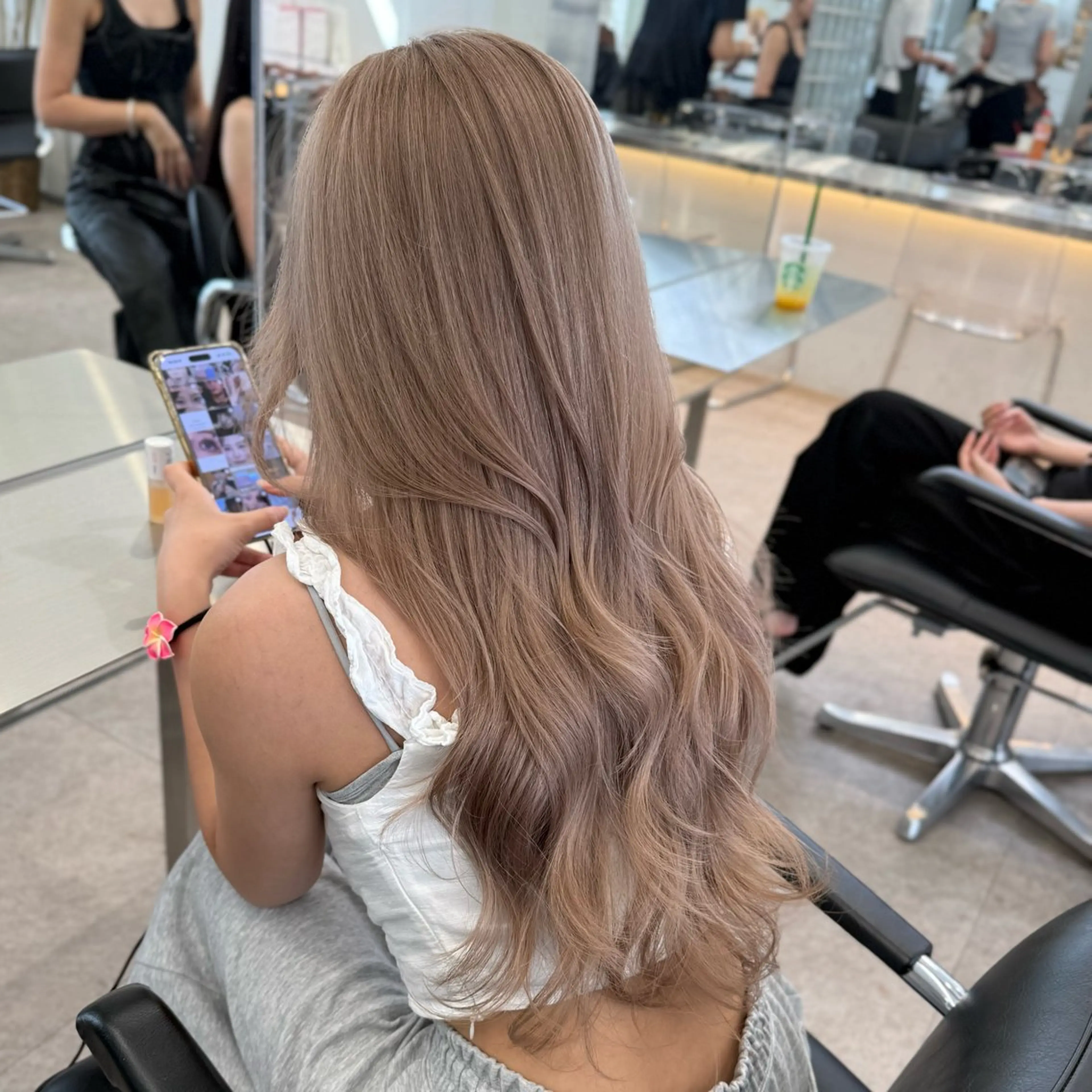 ロング カラー ベージュカラー ブリーチ ダブルカラー ミルクティーベージュ ヘアカラー トリートメント cinq PROJECT所属・ミルクティーベージュ 🐱【Ryo】のヘアスタイル