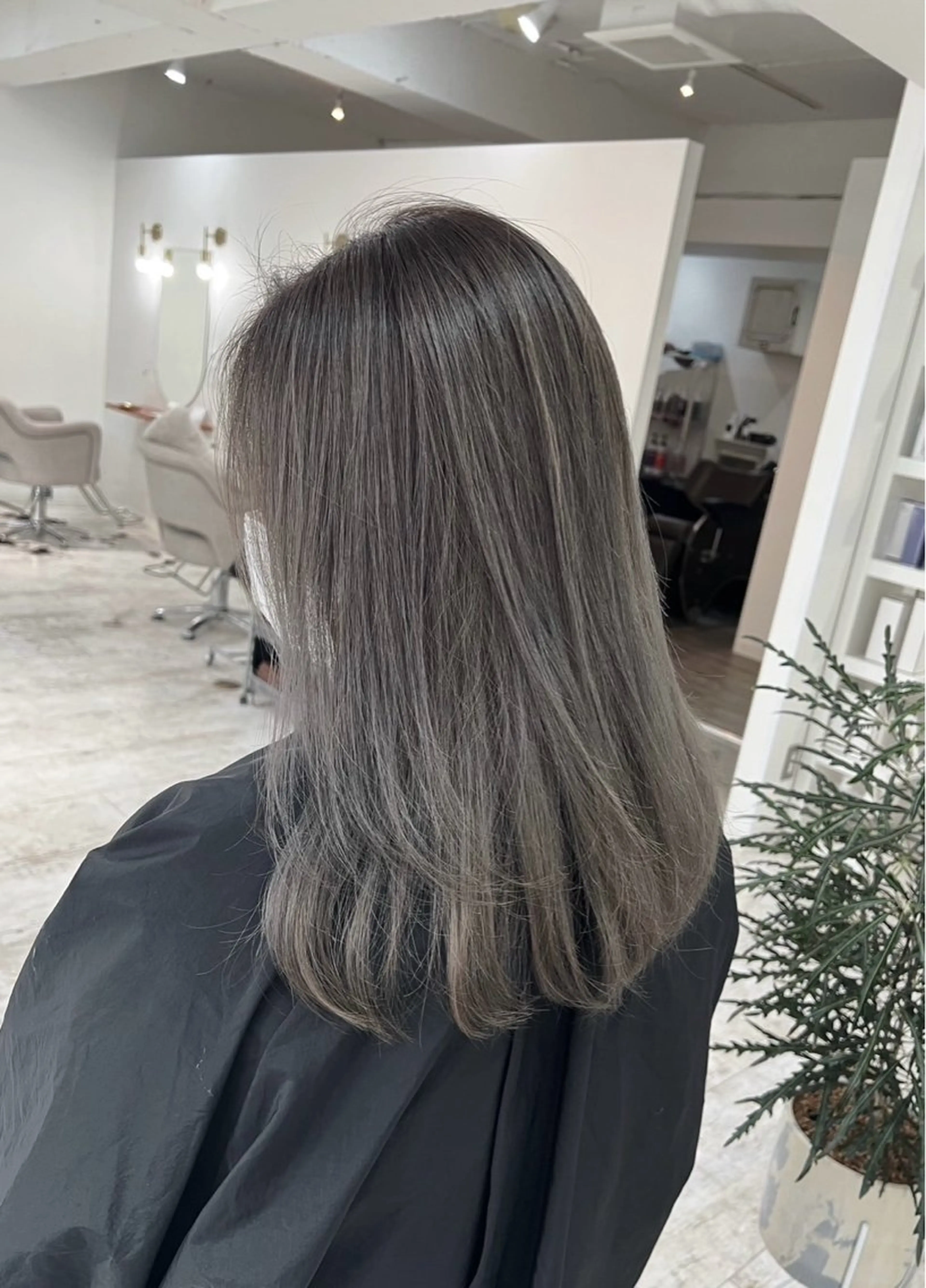 セミロング カラー バレイヤージュ ダークグレー ダークグレージュ グレージュ レイヤーカット ヘアカラー トリートメント ROBIN所属・指名数No.1 /NAOYAのヘアスタイル