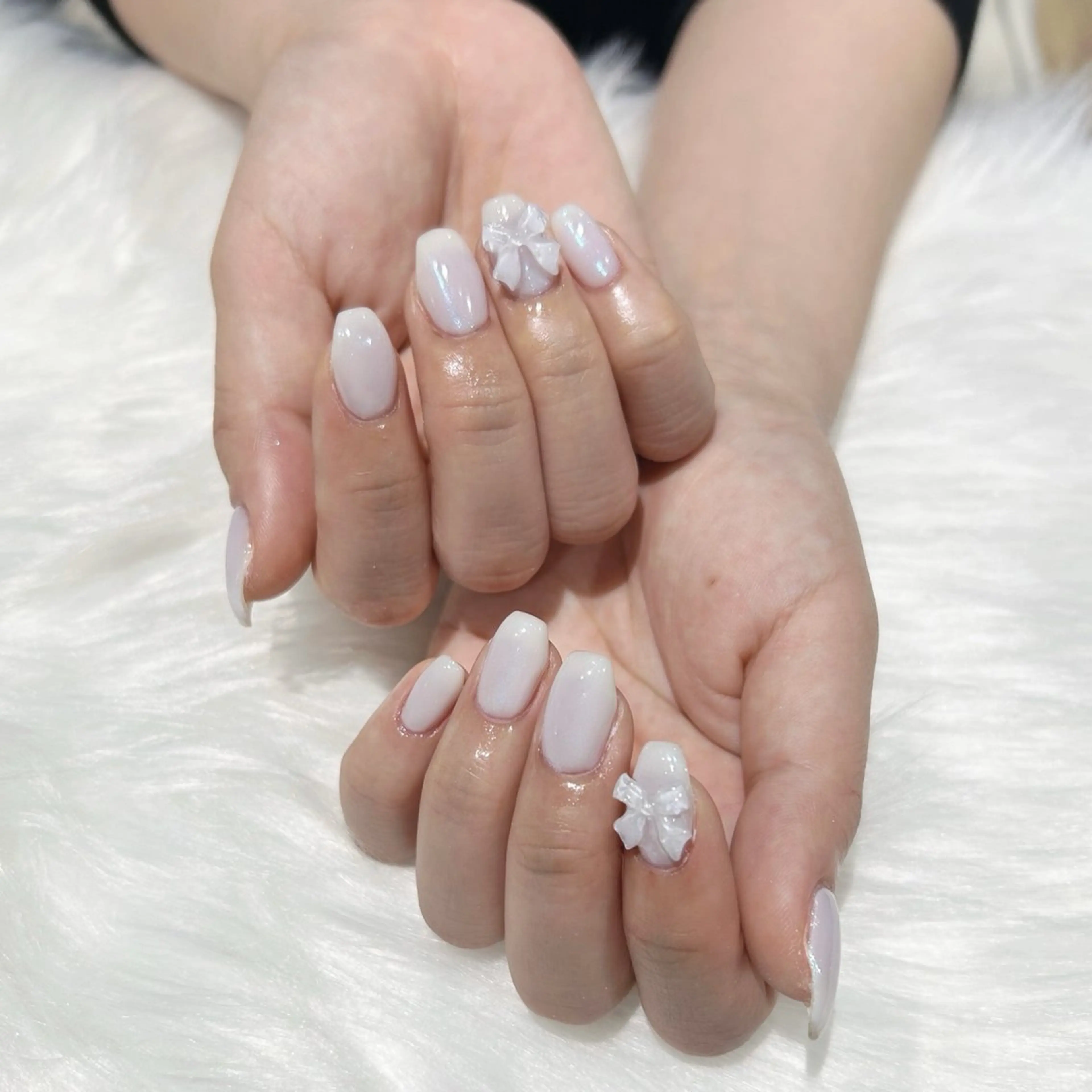 ネイル オーロラネイル ワンカラーネイル リボン ホワイト ハンドネイル Keli Nailのネイルデザイン