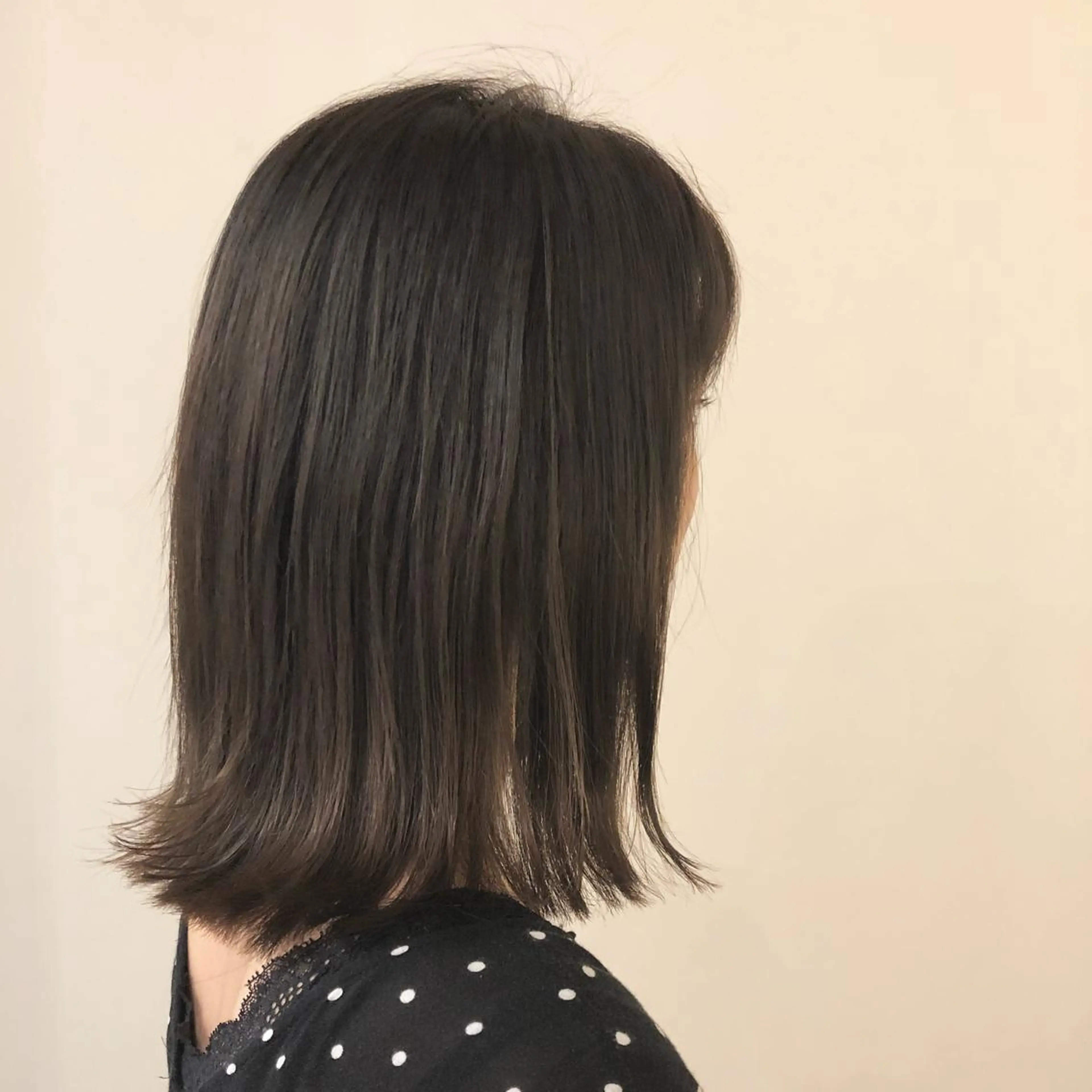 ミディアム カラー アッシュ 外ハネヘア カット ヘアカラー トリートメント 鈴木 奈波のヘアスタイル