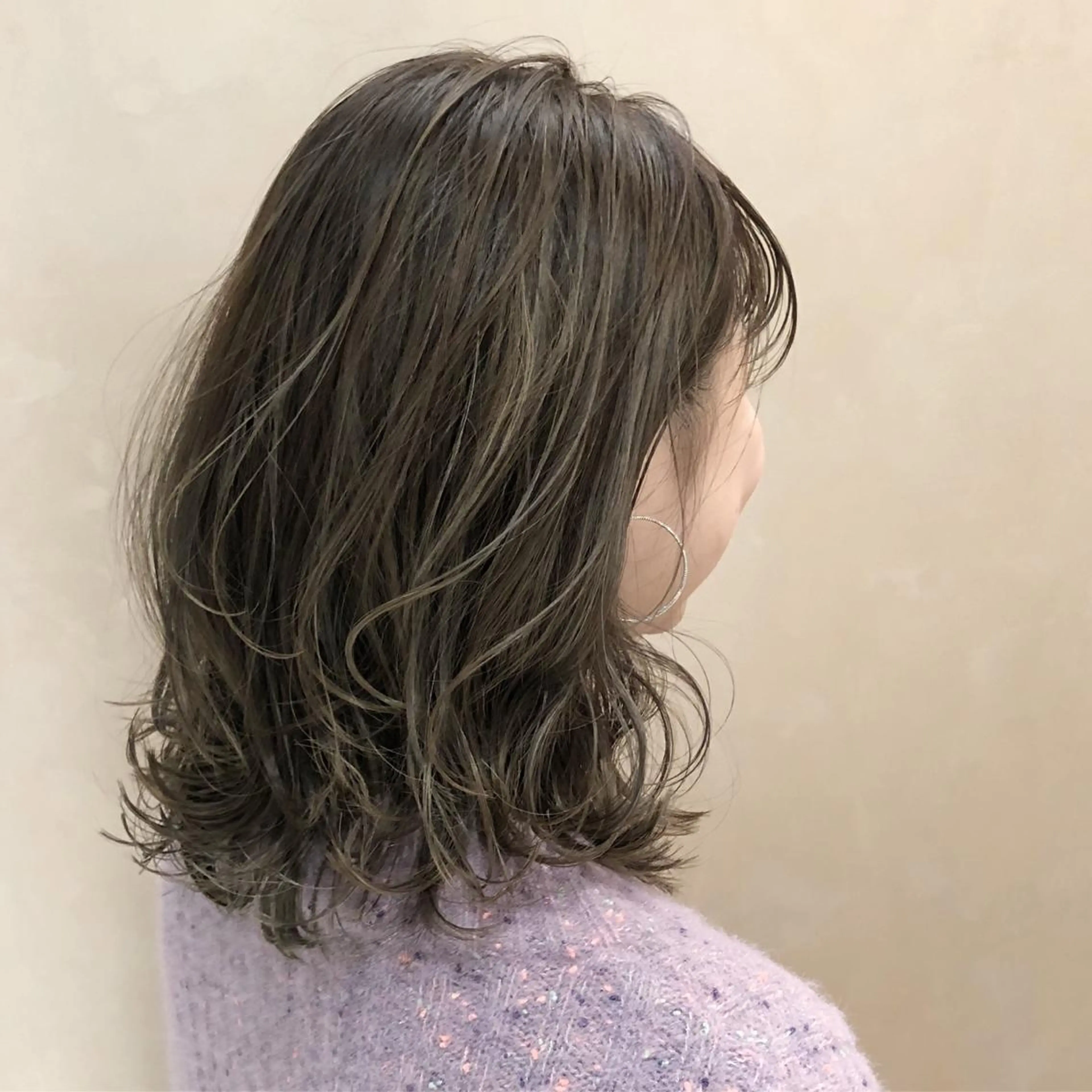 ミディアム ハイライト レイヤーカット カット ヘアカラー トリートメント 酸性縮毛矯正のプロ 杉山玲介のヘアスタイル
