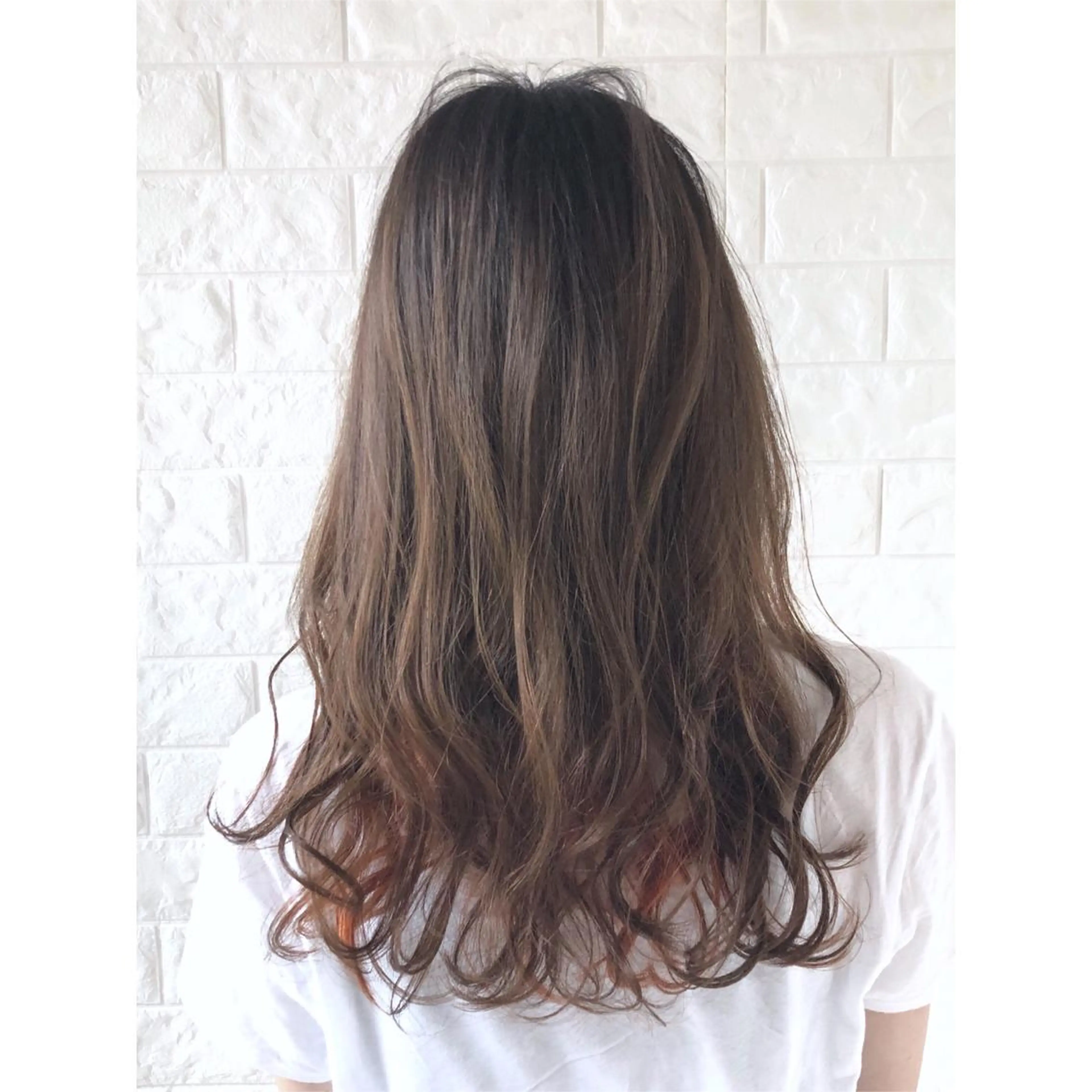 セミロング カラー インナーカラー オレンジ ピンクカラー トリートメント KIZU 髪質改善 オカルト怪談のヘアスタイル