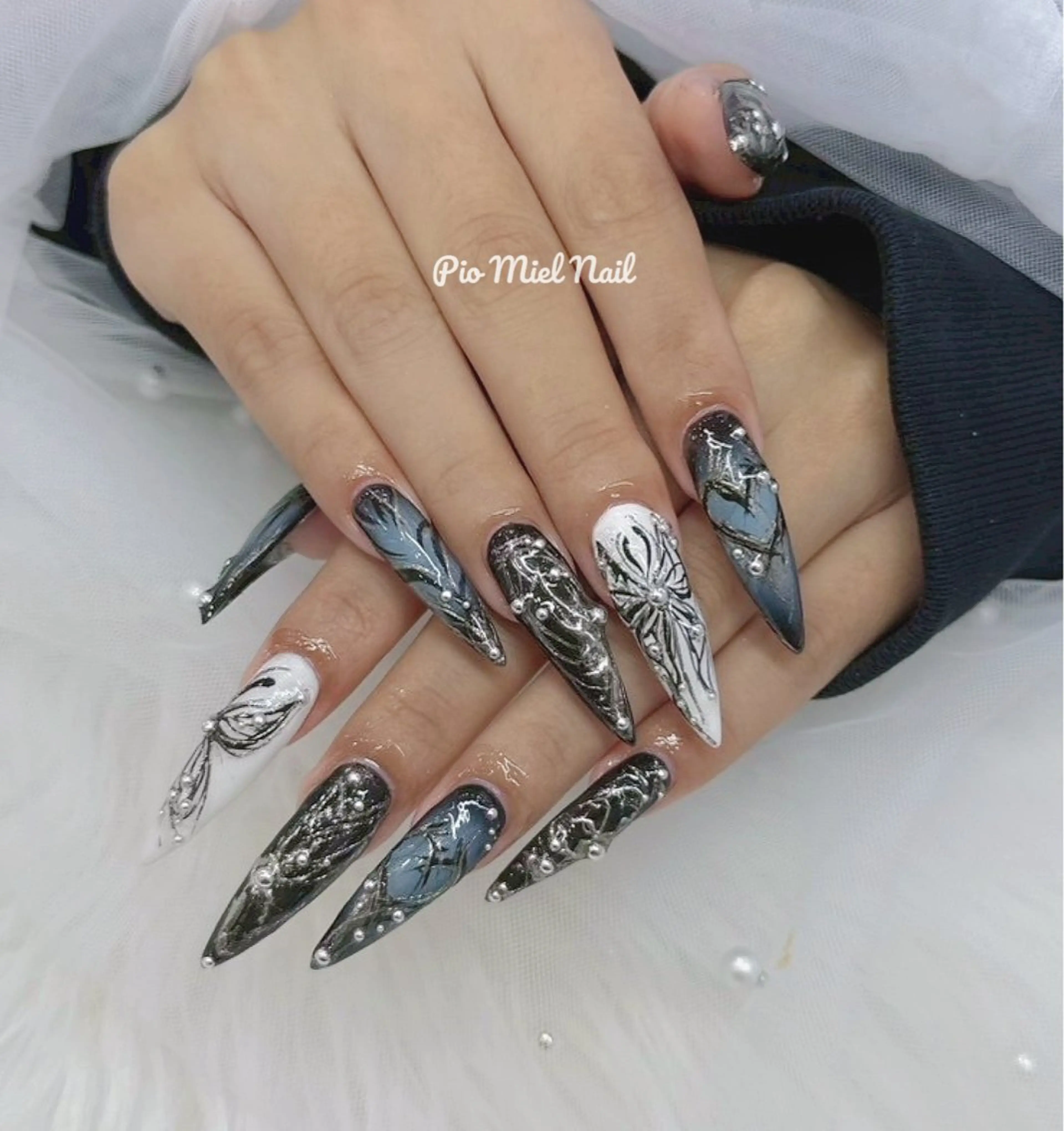 ロング ハンドネイル Pio Mielのネイルデザイン