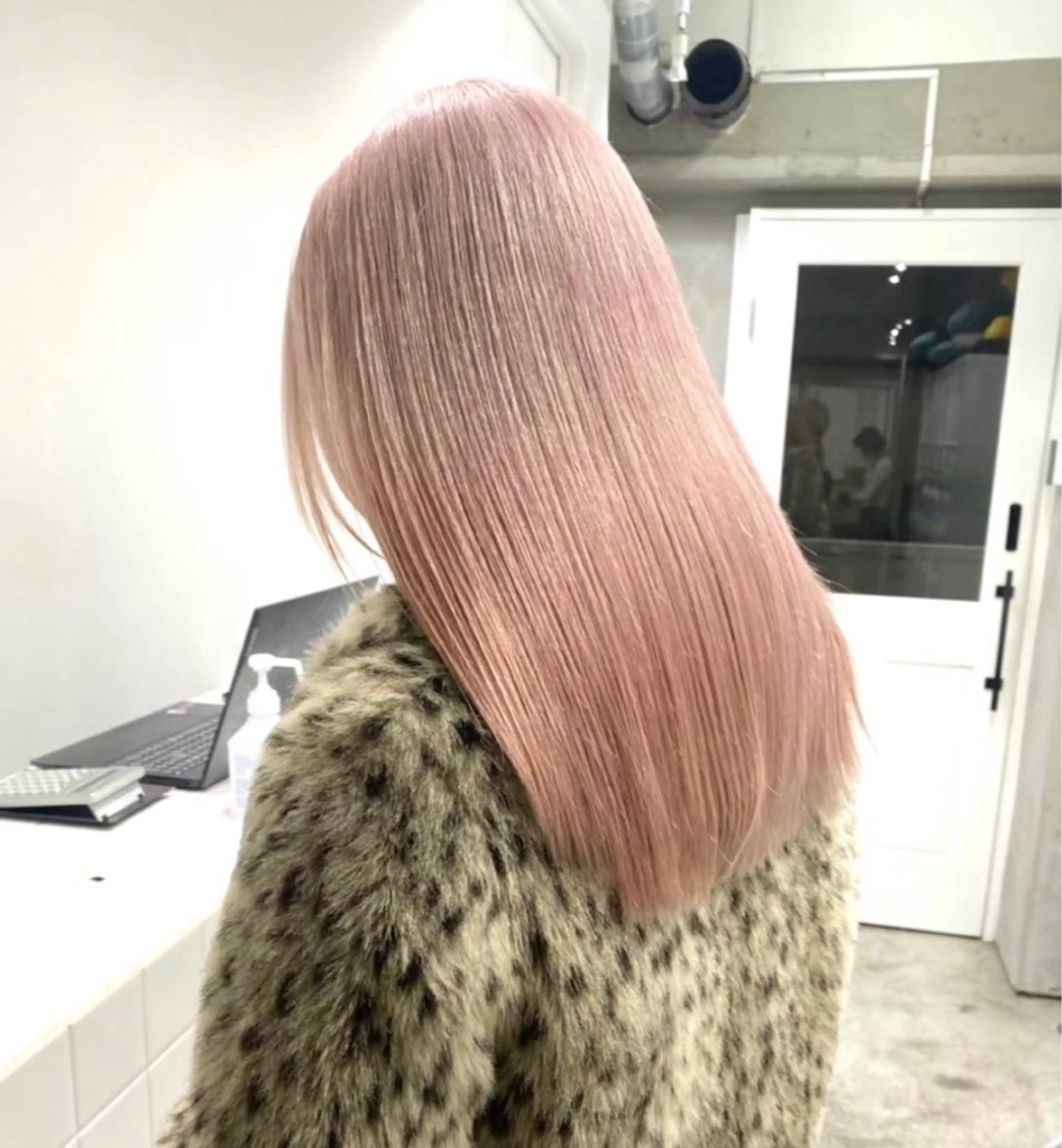 セミロング カラー ベージュカラー ピンクカラー ピンクベージュ DATE by Alan Smithee所属・韓国レイヤー顔周り カットのヘアスタイル