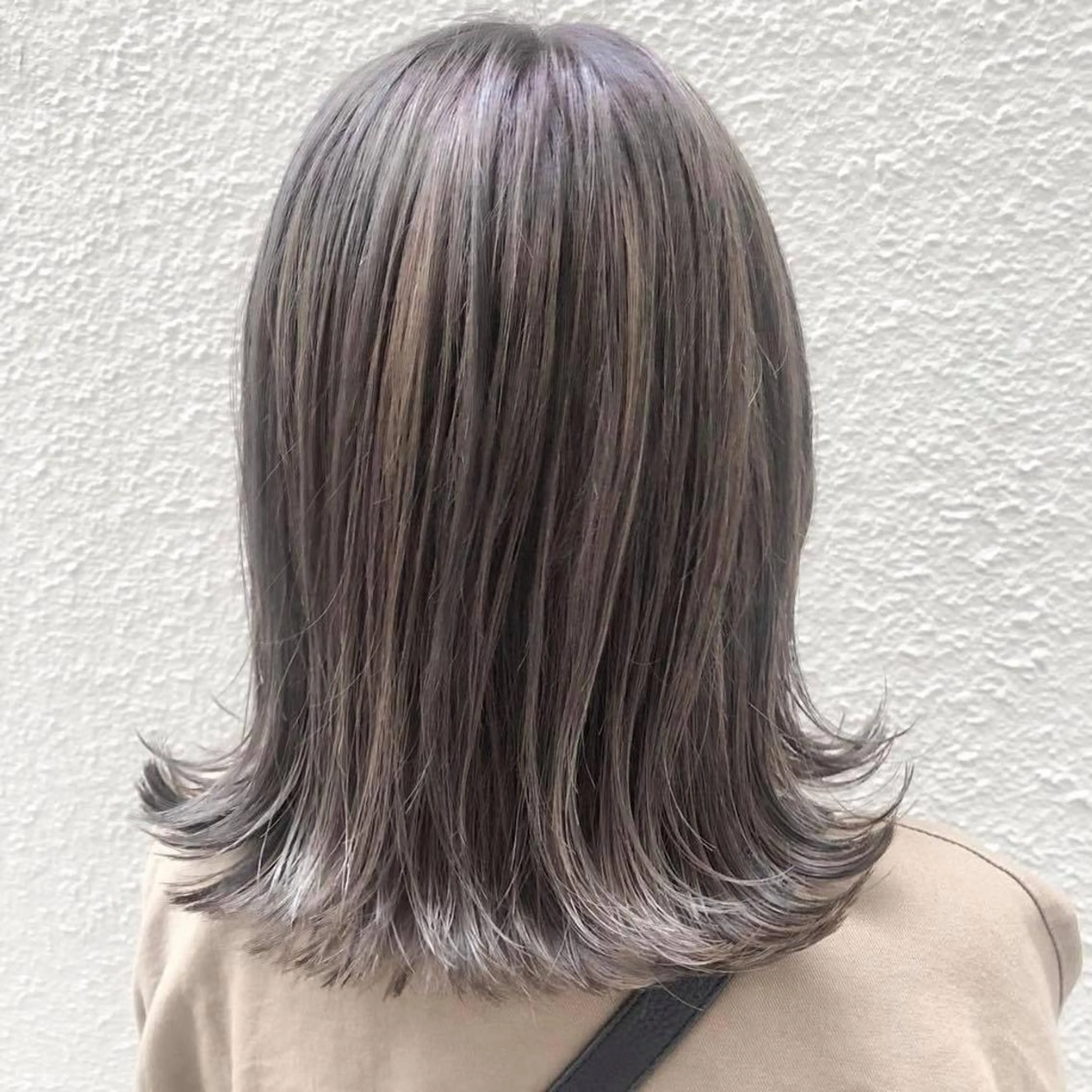 ミディアム ブリーチなしカラー/ 顔周りレイヤーカットのヘアスタイル