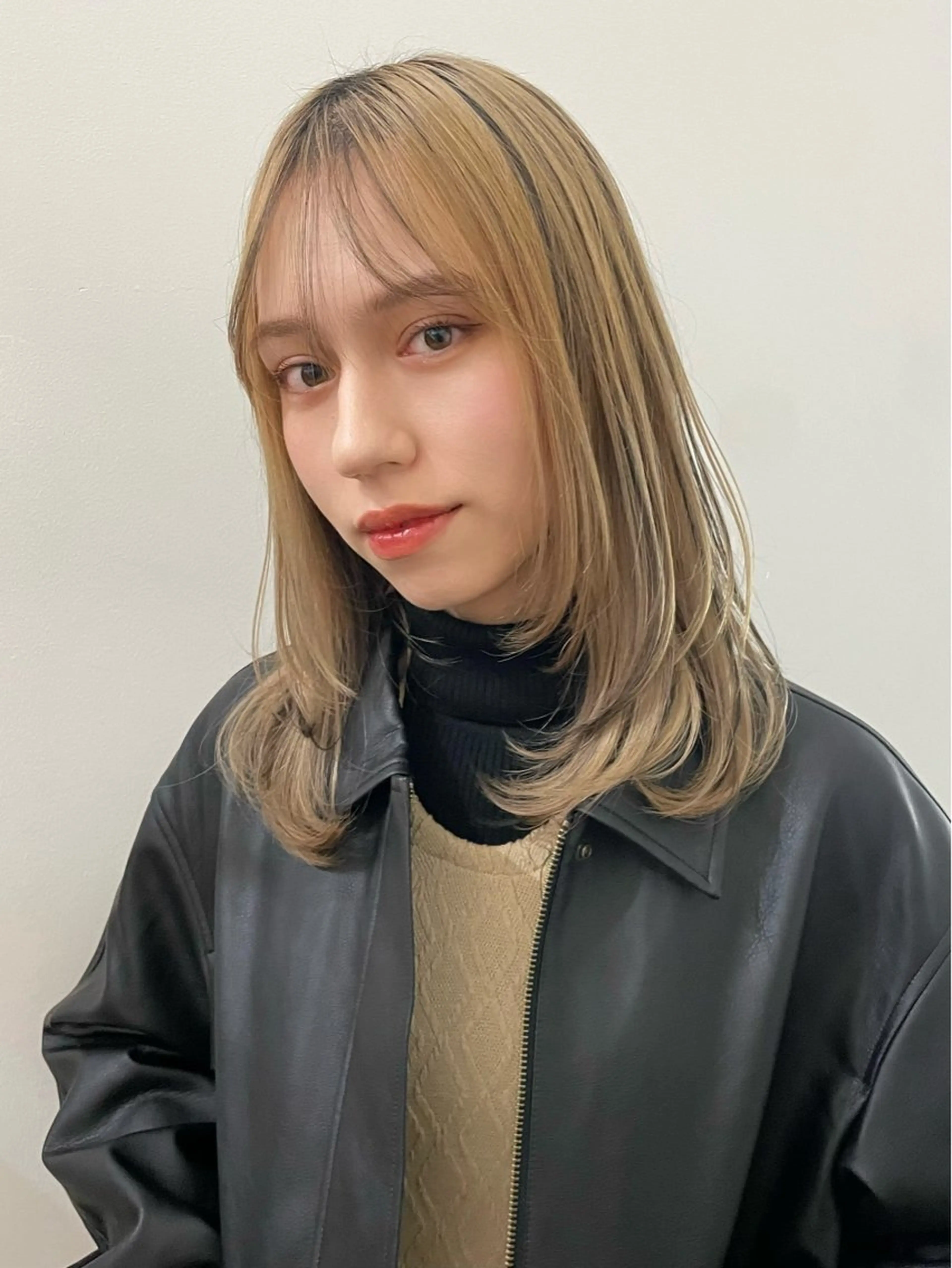 セミロング ⭐ハイトーンブリーチ ミルクティーピンクのヘアスタイル