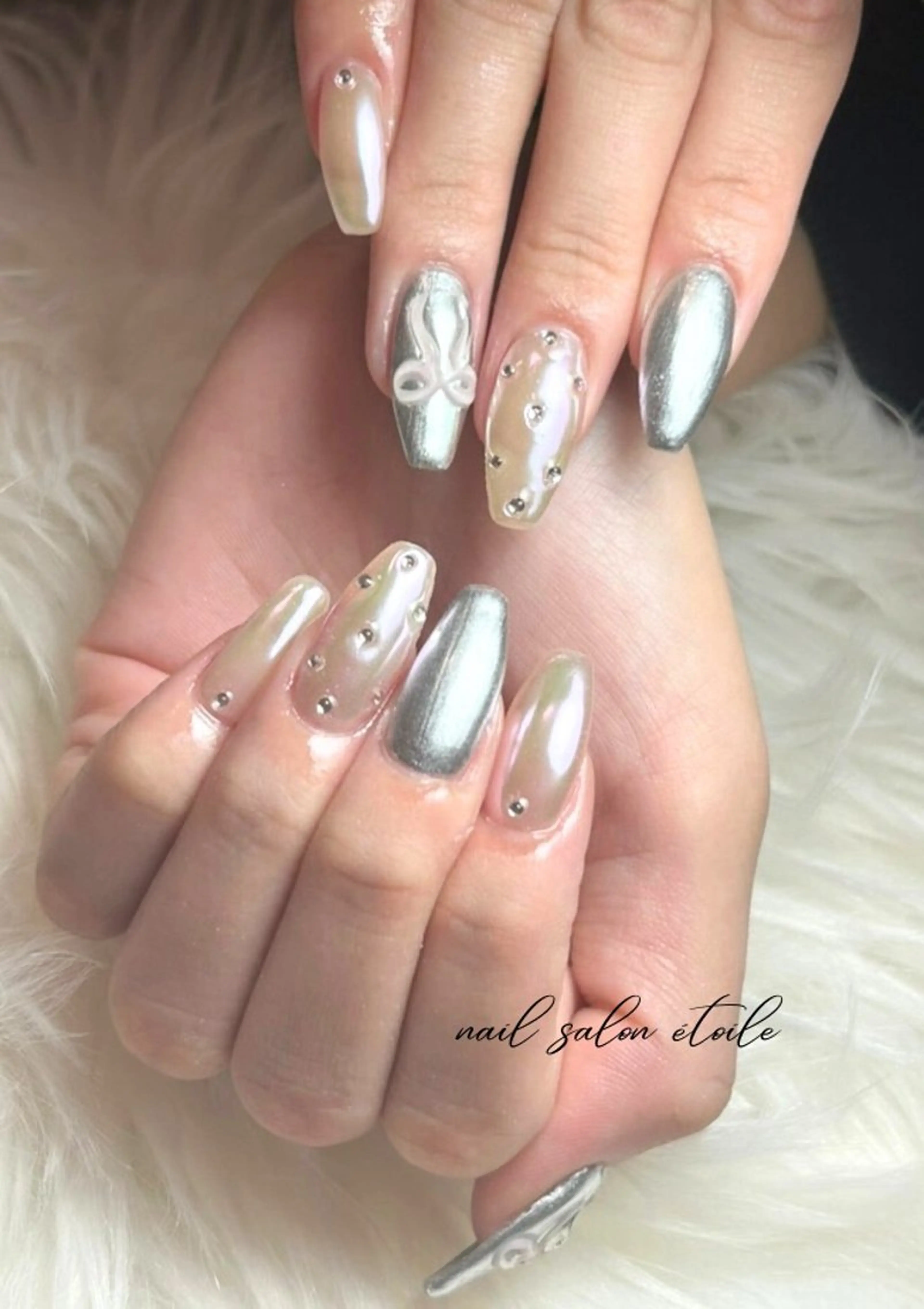 ネイル オーロラネイル ロングネイル ミラーネイル リボン シルバー ハンドネイル nail salon étoileのネイルデザイン