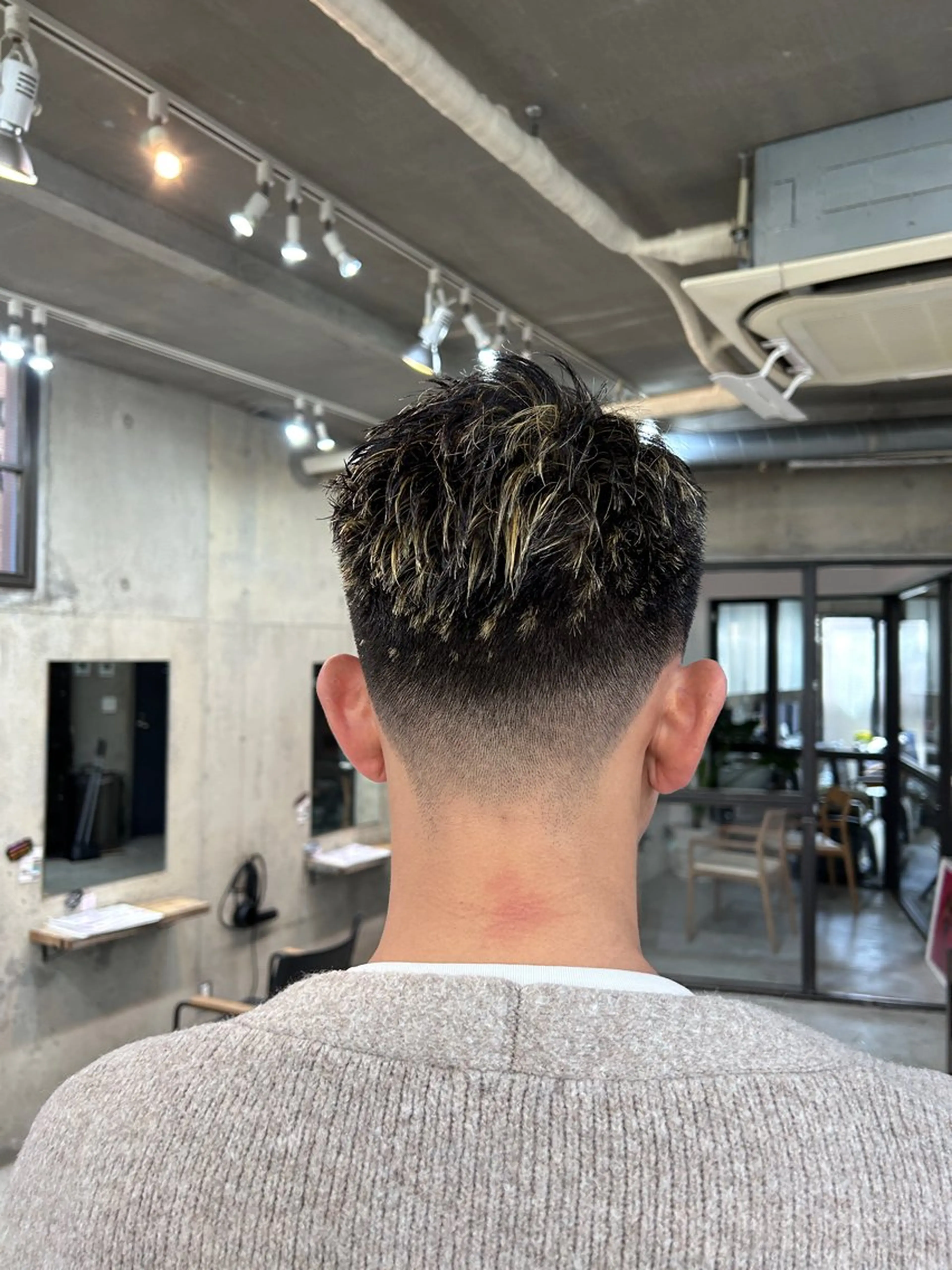 ショート カラー メンズ メンズブリーチ フェードカット メンズハイライト メンズメッシュ 刈り上げ メンズパーマ ジンのヘアスタイル