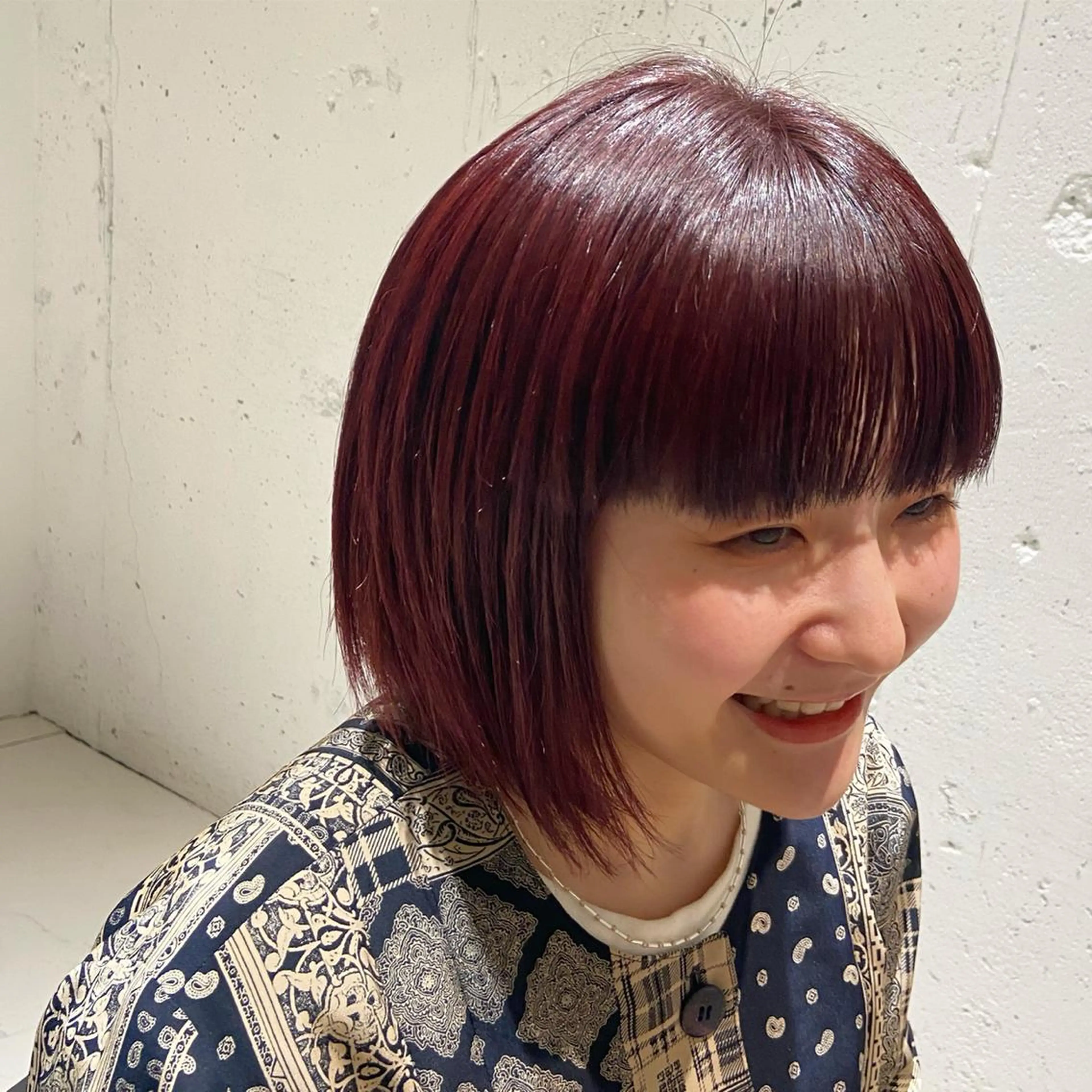 ショート カラー ブリーチ ボルドーカラー ブラウンカラー ブリーチなしカラー レッドカラー カジュアルを女っぽく 𝗮𝘆𝗮𝗰𝗼のヘアスタイル