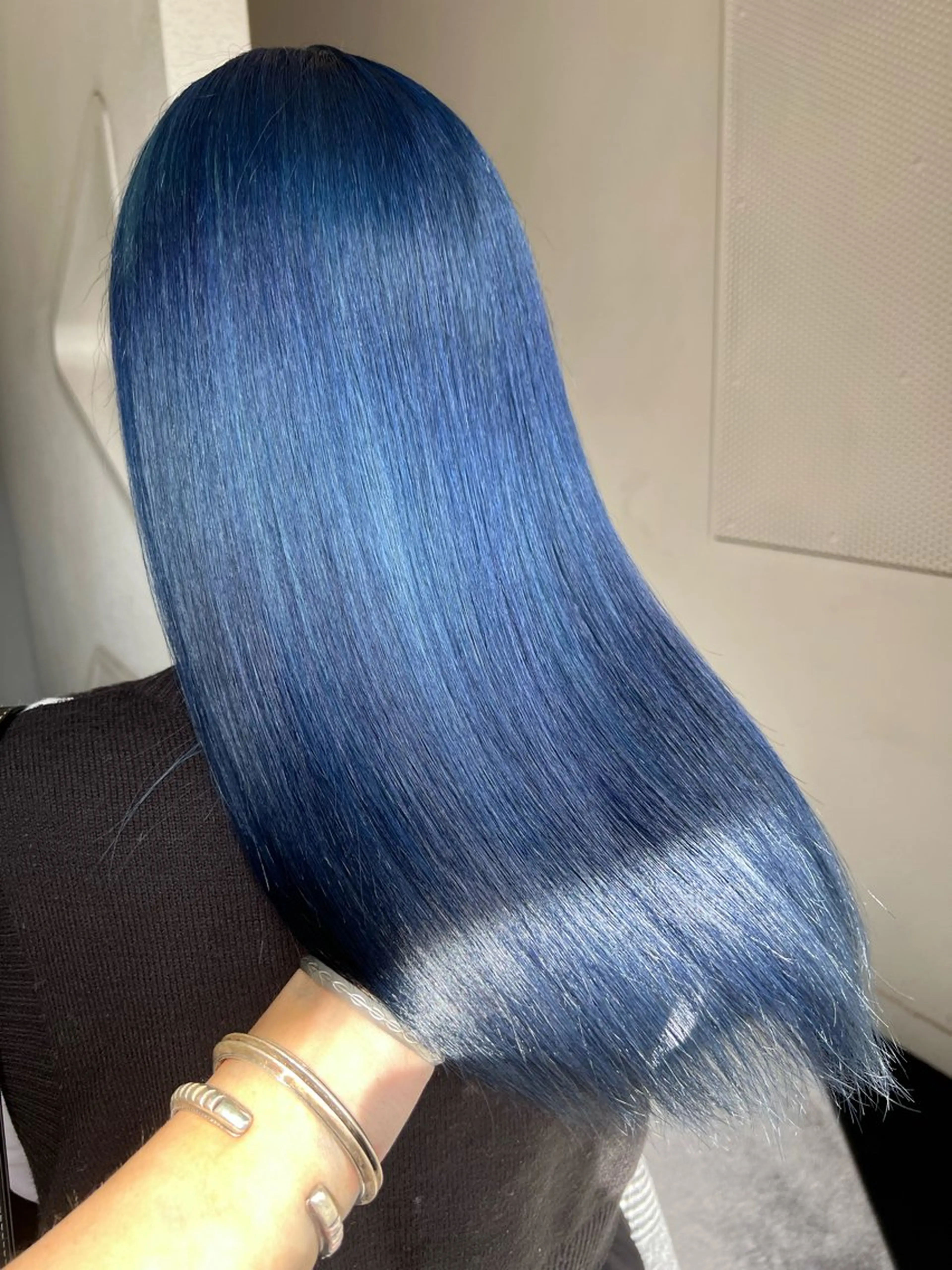 ロング カラー 黒髪 ブルーカラー ブルーブラック ネイビーカラー chloe 【クロエ】のヘアスタイル
