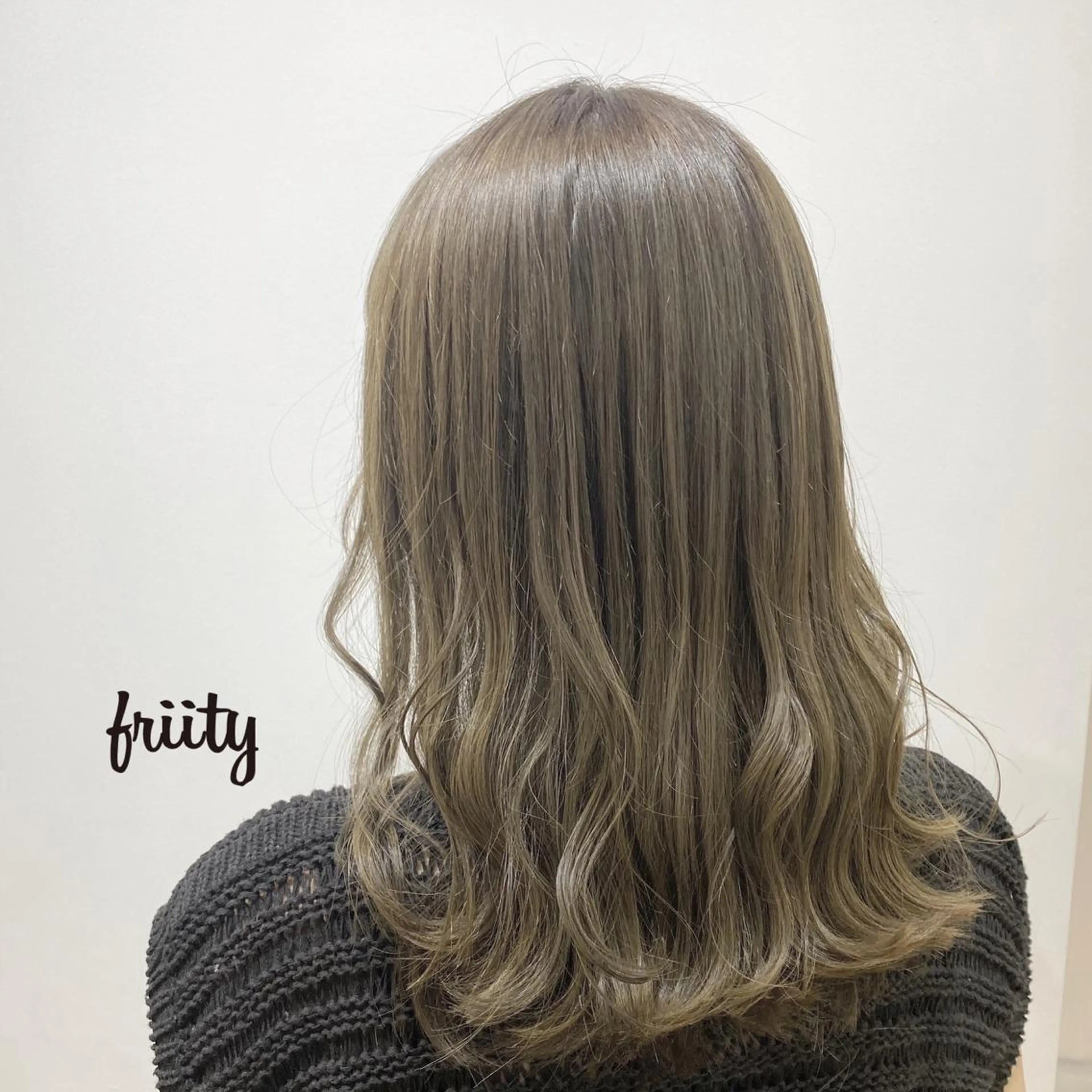 セミロング カラー ベージュカラー オリーブベージュ カット ヘアカラー トリートメント 中司 莉菜のヘアスタイル