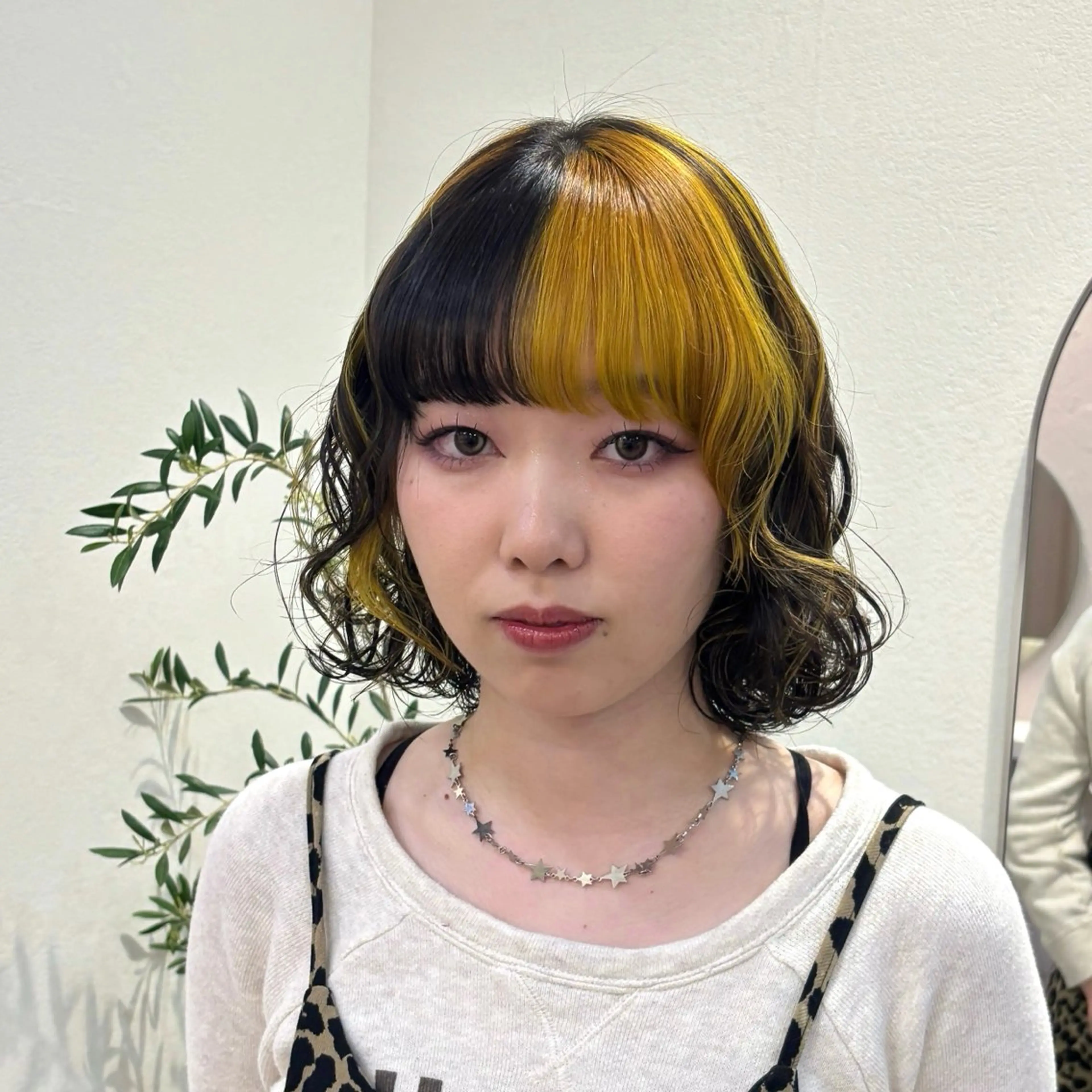 ミディアム カラー デザインカラー ヘアカラー Ｆ.まひろ🎀 暖色カラー／ベージュのヘアスタイル