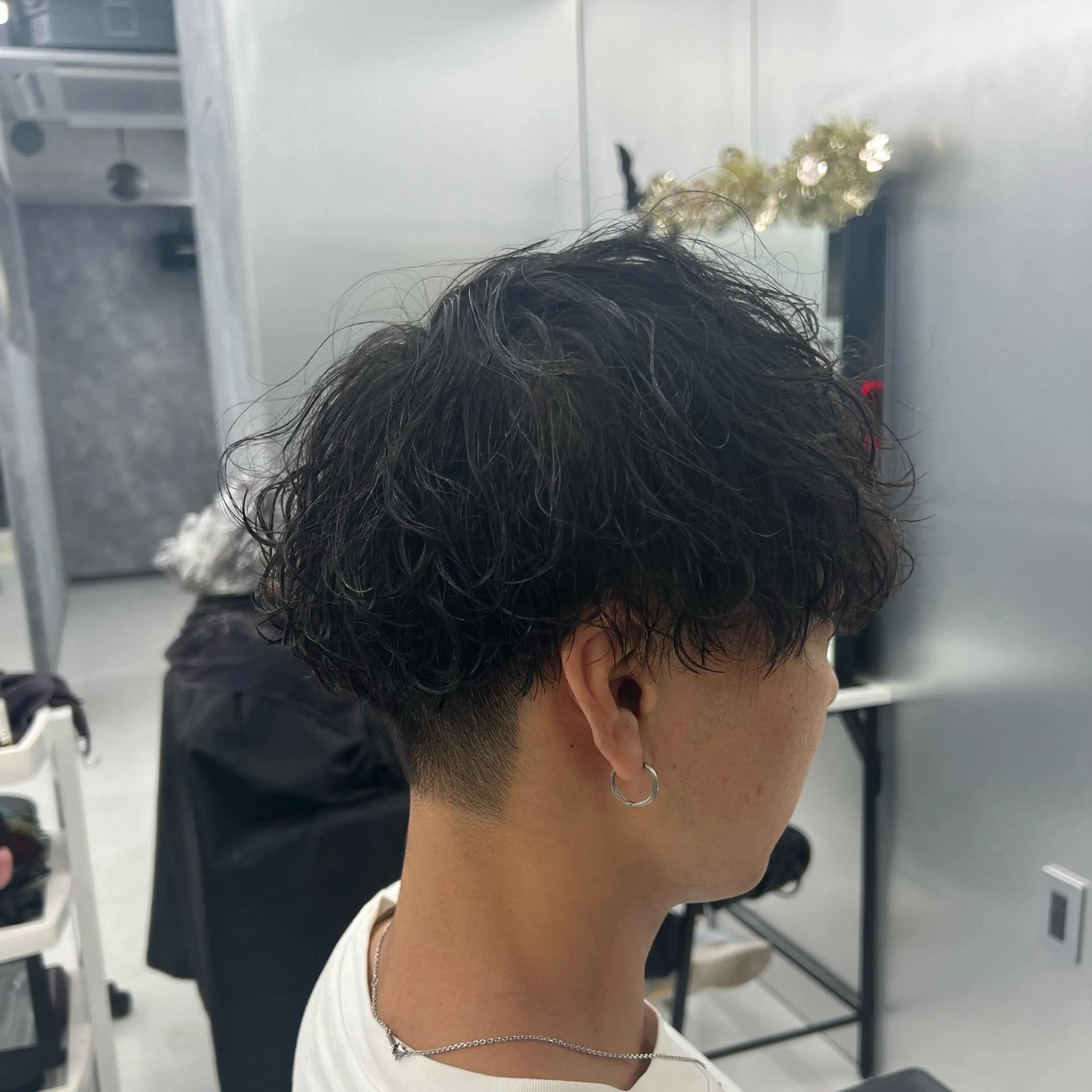 ミディアム パーマ メンズ カット パーマ トリートメント 👑高評価多数エク ステ×ハイトーン唯澄のヘアスタイル