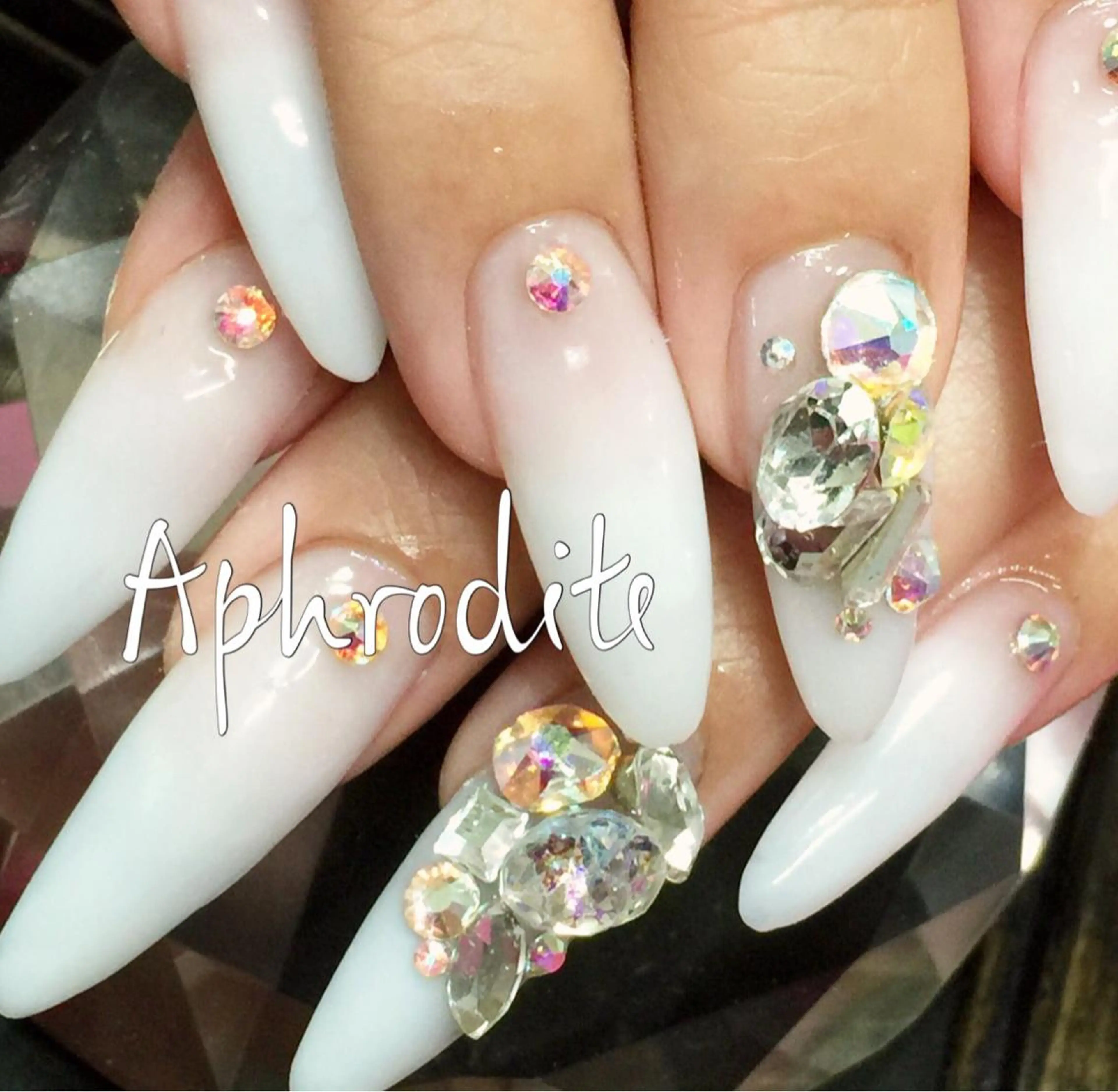 ロング ネイル APHRODITE Nagisaのネイルデザイン