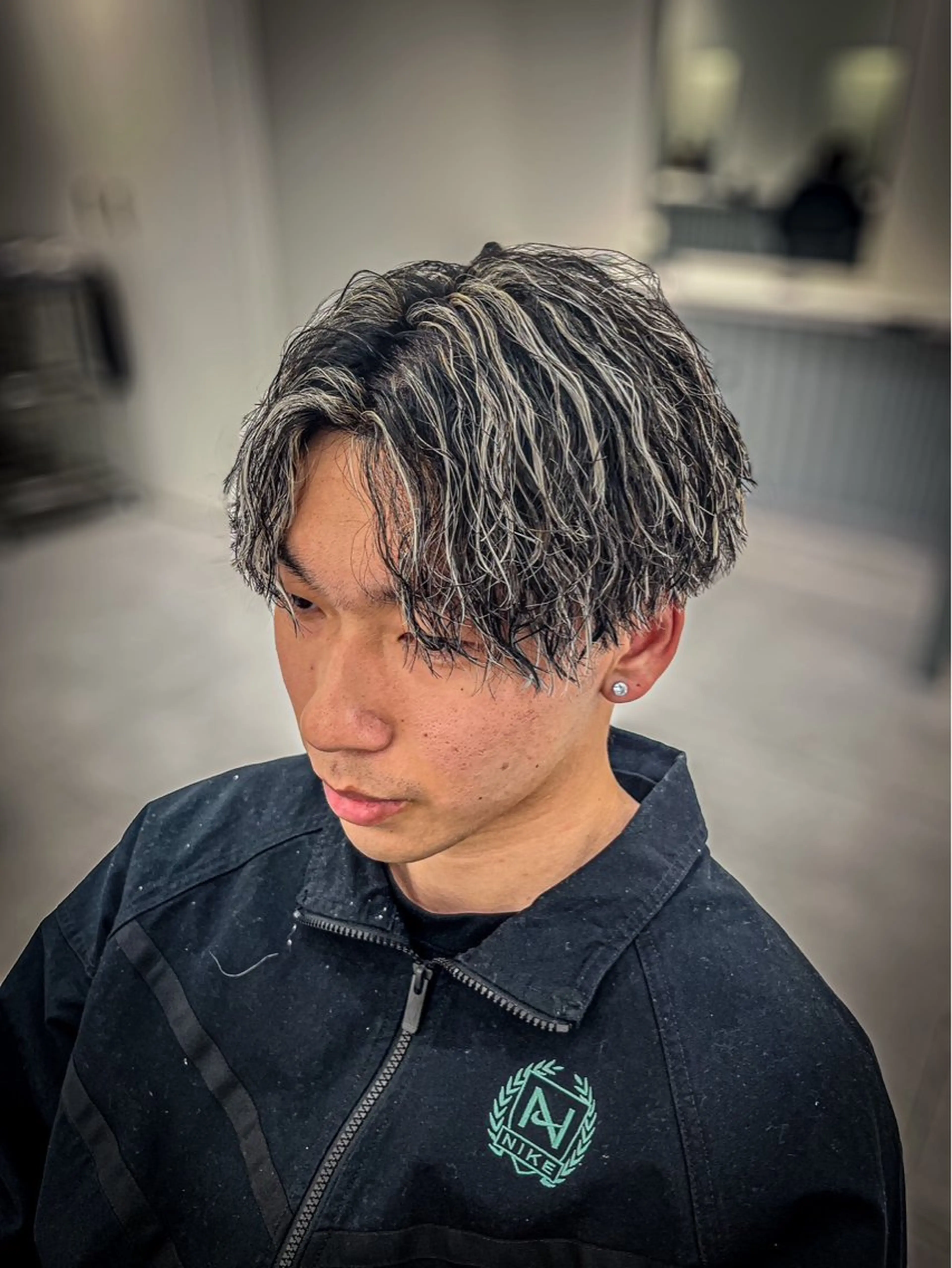 ショート カラー パーマ メンズ メンズメッシュ 黒髪 メッシュ 鶴田 来夢のヘアスタイル