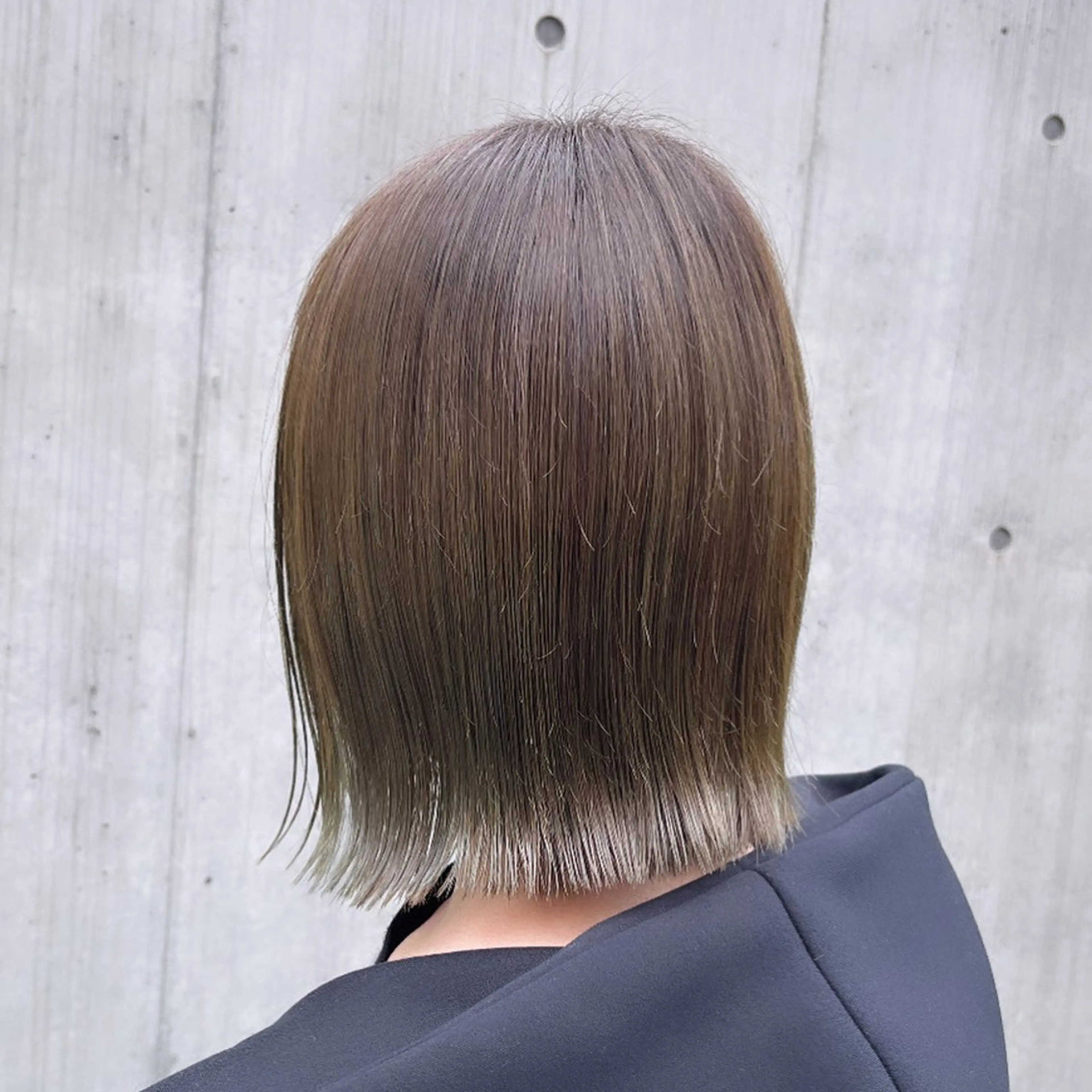 ショート カラー アッシュ アッシュグレー アッシュグレージュ ベージュカラー ブリーチ ヘアカラー トリートメント ヘッドスパ ヘアセット カジュアルを女っぽく 𝗮𝘆𝗮𝗰𝗼のヘアスタイル