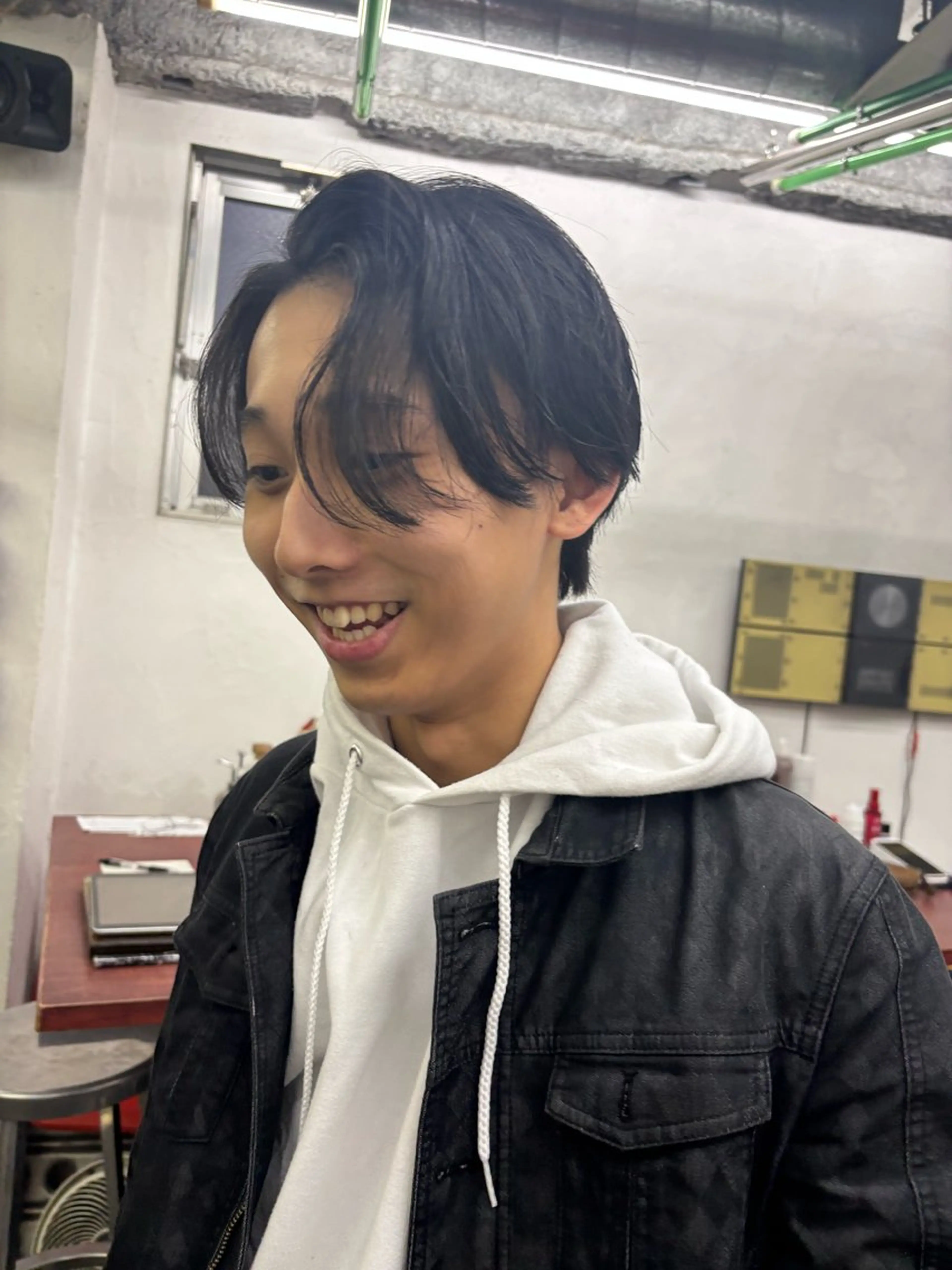 メンズ カット 縮毛矯正 響　インナーカラー イヤリングカラーのヘアスタイル